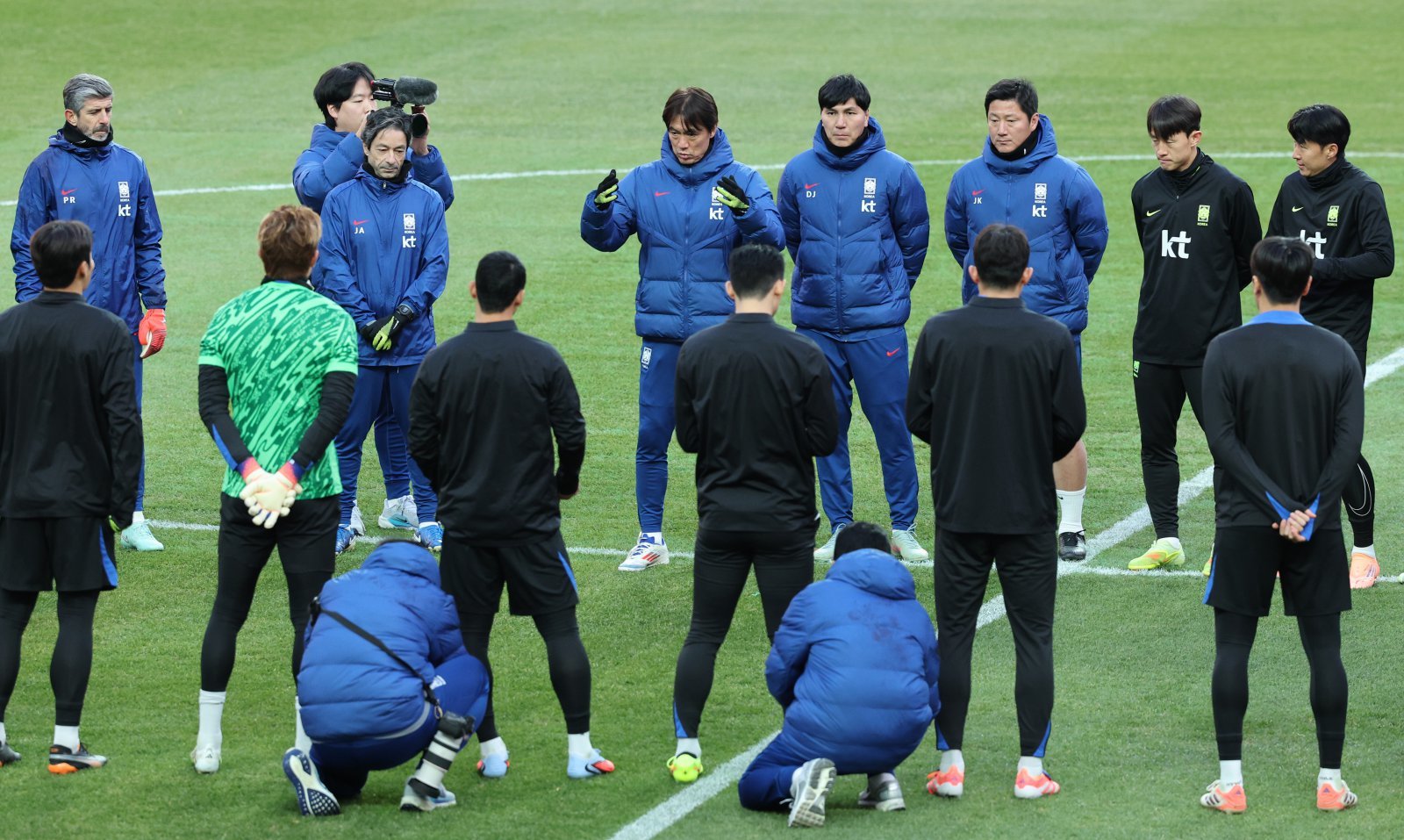 축구국가대표팀 선수들이 17일 서울월드컵경기장에서 열린 훈련 도중 홍명보 감독(가운데)의 말을 듣고 있다. 상암|뉴시스