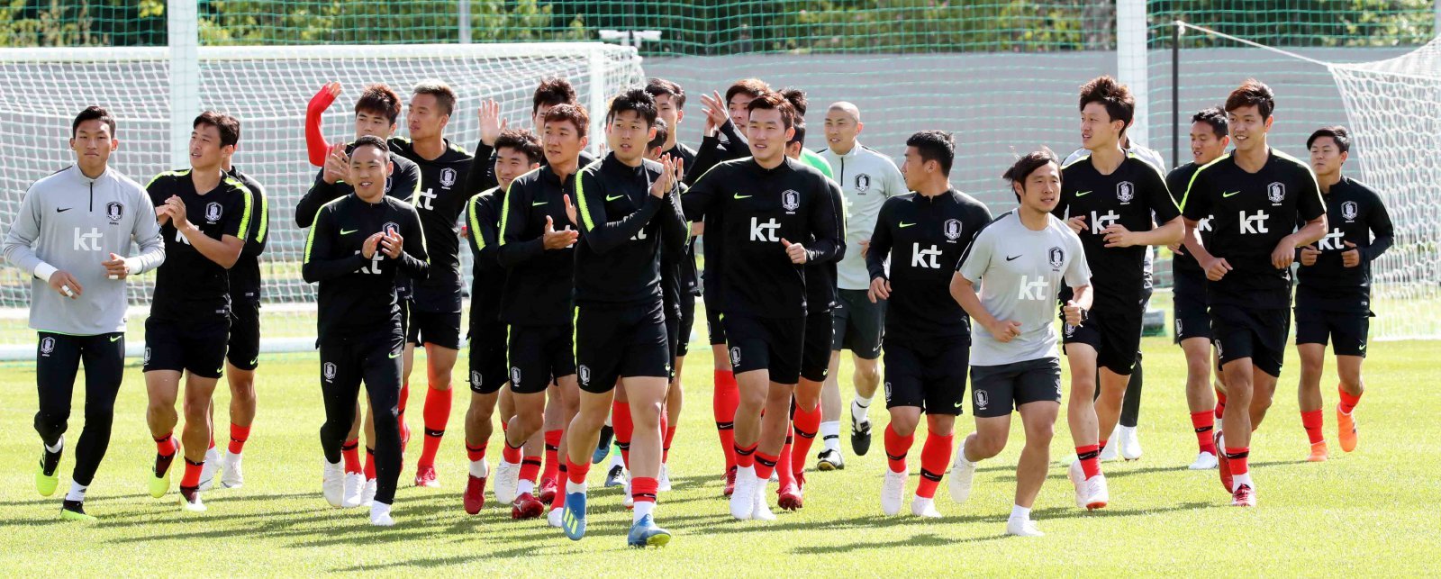 KFA는 18일 가나전을 끝으로 대표팀의 올해 A매치를 모두 마쳤지만 남은 한 해 동안 북중미월드컵을 대비하고자 베이스캠프 답사와 선정, 현지 평가전 상대 섭외 등을 계획하고 있다. 사진은 2018러시아월드컵 당시 베이스캠프인 상트페트르부르크 로모노소프 스파르타크 훈련장에서 회복훈련을 하고 있는 대표팀 선수들. 뉴시스