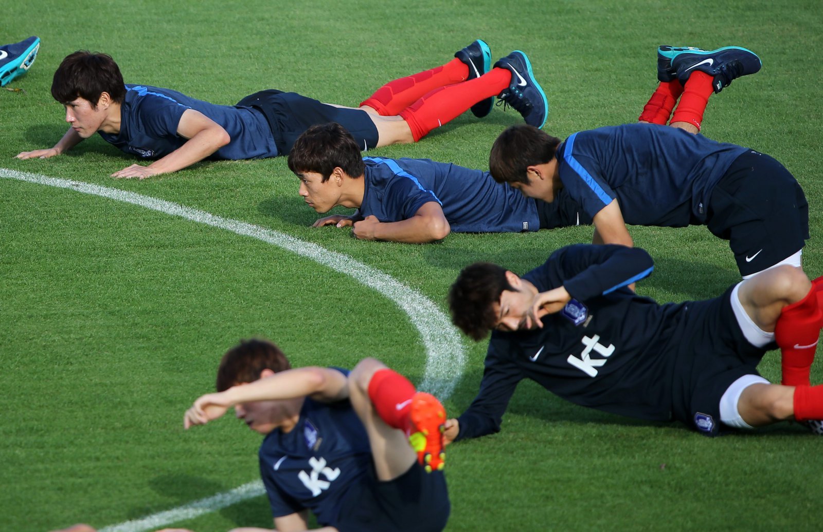 KFA는 18일 가나전을 끝으로 대표팀의 올해 A매치를 모두 마쳤지만 남은 한 해 동안 북중미월드컵을 대비하고자 베이스캠프 답사와 선정, 현지 평가전 상대 섭외 등을 계획하고 있다. 사진은 2014브라질월드컵 당시 베이스캠프인 포수두이구아수 플라멩구 훈련장에서 회복훈련을 하고 있는 대표팀 선수들. 스포츠동아DB