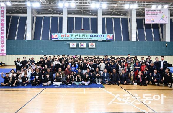 15일 ‘제1회 김천시장기 우슈대회’가 개최된 후 단체 기념촬영을 하고 있는 모습. 사진제공ㅣ김천시
