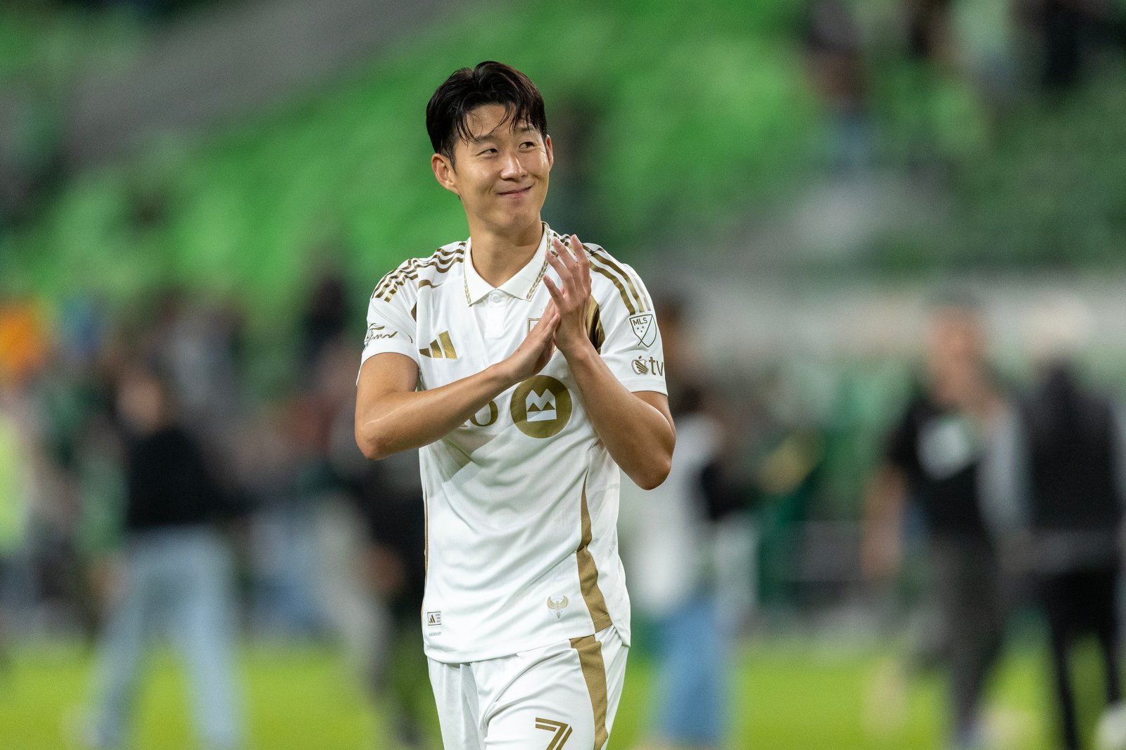 LAFC 손흥민이 3일(한국시간) Q2스타디움에서 열린 오스틴과 MLS 서부 콘퍼런스 플레이오프(PO) 1라운드 2차전 원정경기에서 4-1 승리를 거둔 뒤 관중에게 인사하고 있다. 오스틴(미 텍사스주)|AP뉴시스