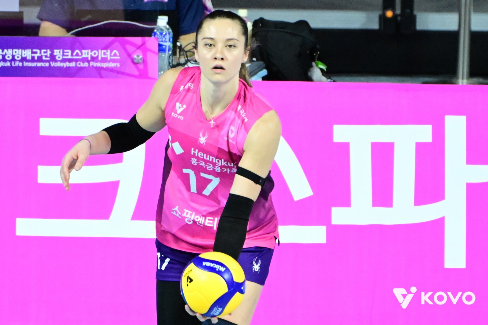 흥국생명 레베카는 2021~2022시즌 IBK기업은행에서 실패를 맛봤지만 이번 시즌엔 주포로서 제 몫을 하고 있다. 4시즌만에 다시 밟은 V리그에서 종전보다 좋아진 타법, 힘, 경험 등을 앞세워 반드시 살아남겠다는 의지다. 사진제공│KOVO