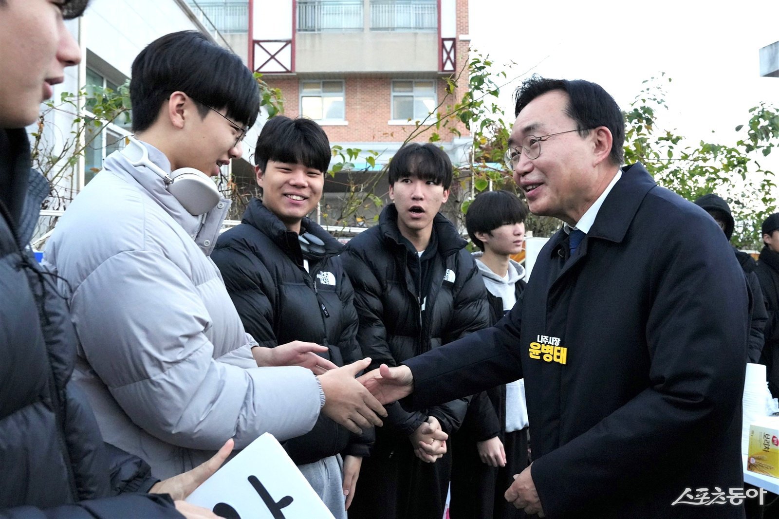 윤병태 나주시장(사진 우측)이 지난 13일 수학능력시험을 치르는 선배들을 응원하기 위해 나온 학생들을 격려하고 있다. 사진제공=나주시