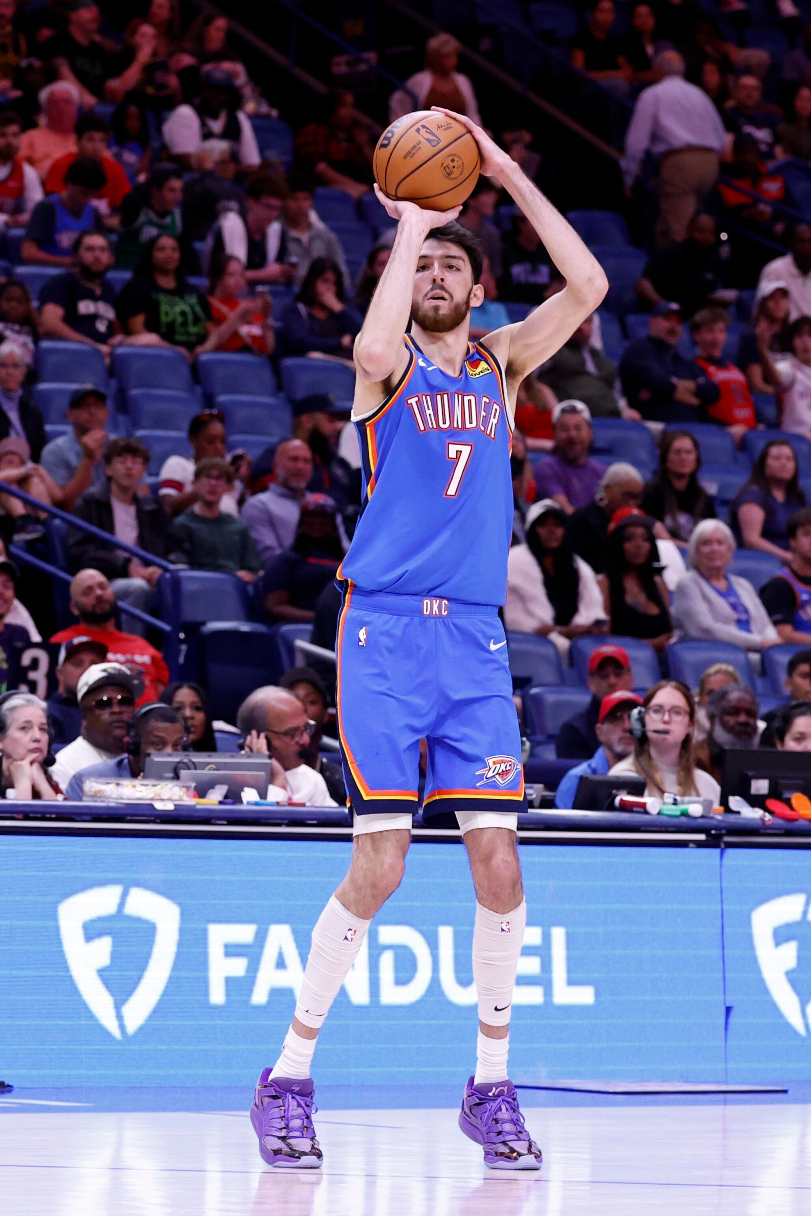 오클라호마시티 쳇 홈그렌이 18일(한국시간) 스무디킹 센터에서 열린 뉴올리언스와 원정경기 도중 슛을 시도하고 있다. 뉴올리언스(미 루이지애나주)|AP뉴시스