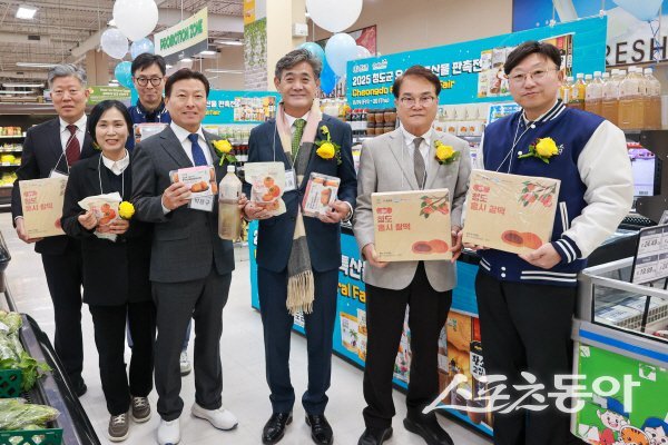 김하수 군수, 전종율 의장 등 청도군 캐나다 방문단이 청도 농특산물을 현지 홍보하고 있다. 사진제공 ㅣ 청도군