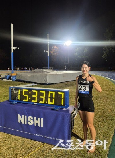경산시청 직장운동경기부 육상팀 김유진 선수가 신기록을 경신한 후 기념촬영을 하고 있는 모습. 사진제공ㅣ경산시
