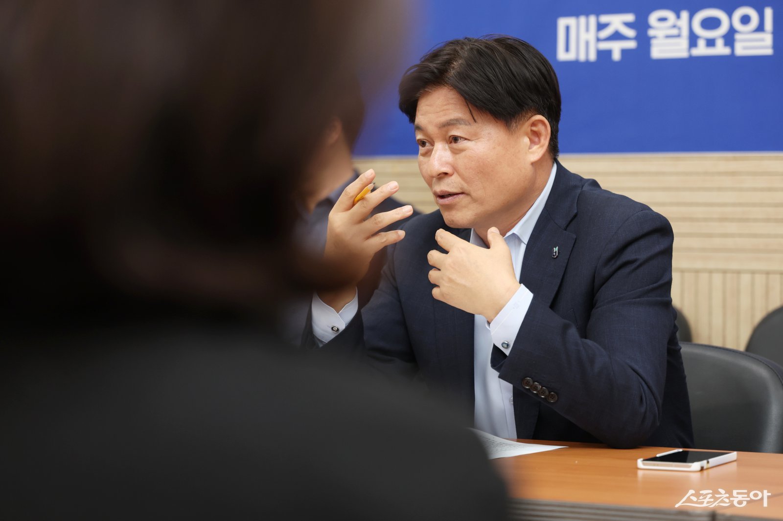 조용익 부천시장이 17일 시청에서 열린 ‘틈만나면  현장속으로’ 에 참석해 시민과 생활 속 불편 해결을 위한 방안을 함께 이야기하고 있다. 사진제공｜부천시