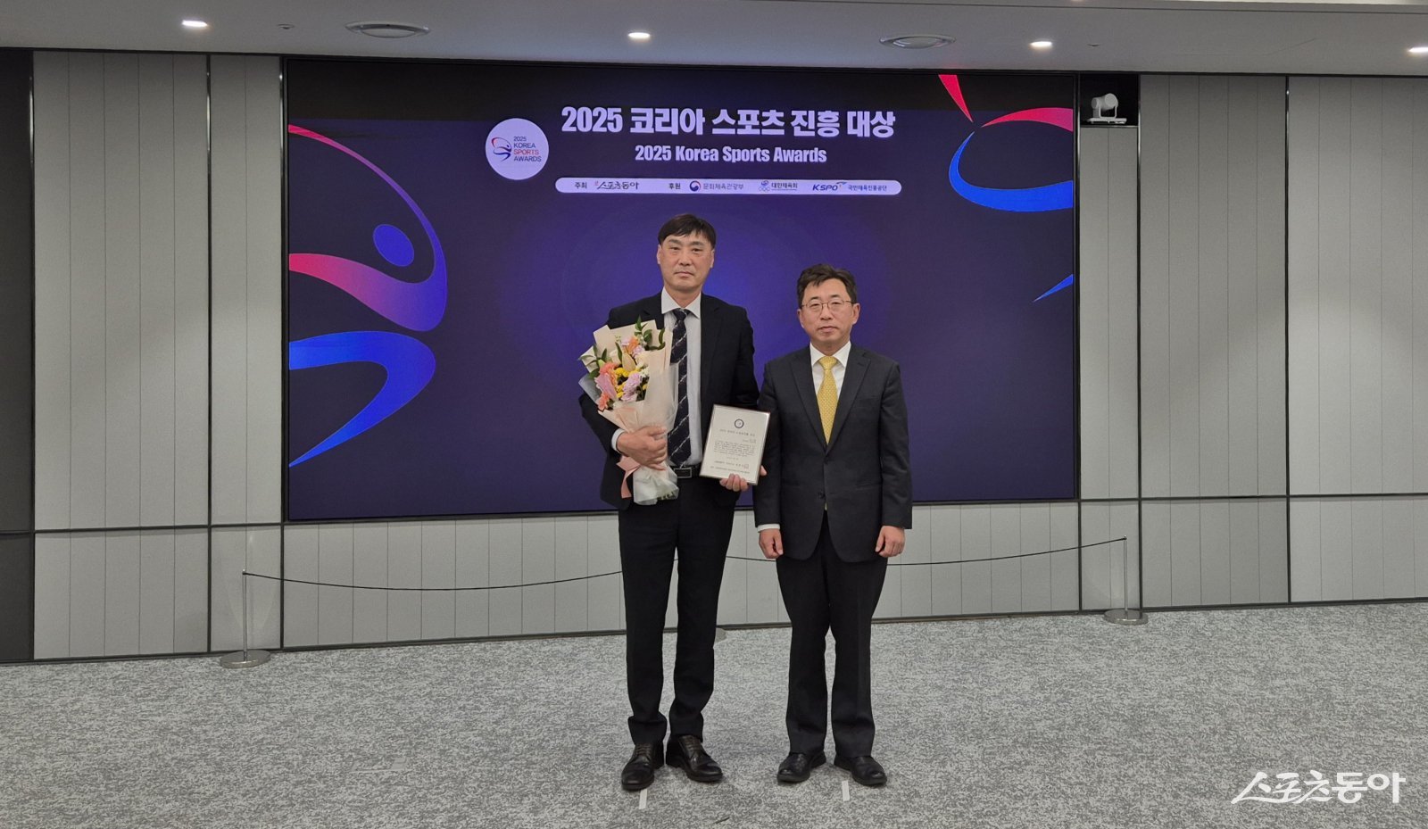 진도군이 18일 오후 서울 종로구 동아미디어센터에서 ‘2025 코리아 스포츠진흥대상’ 시상식에서 리더 부문 2025 코리아 스포츠진흥 대상을 수상하고 기념촬영을 하고 있다. 사진제공=박기현 기자