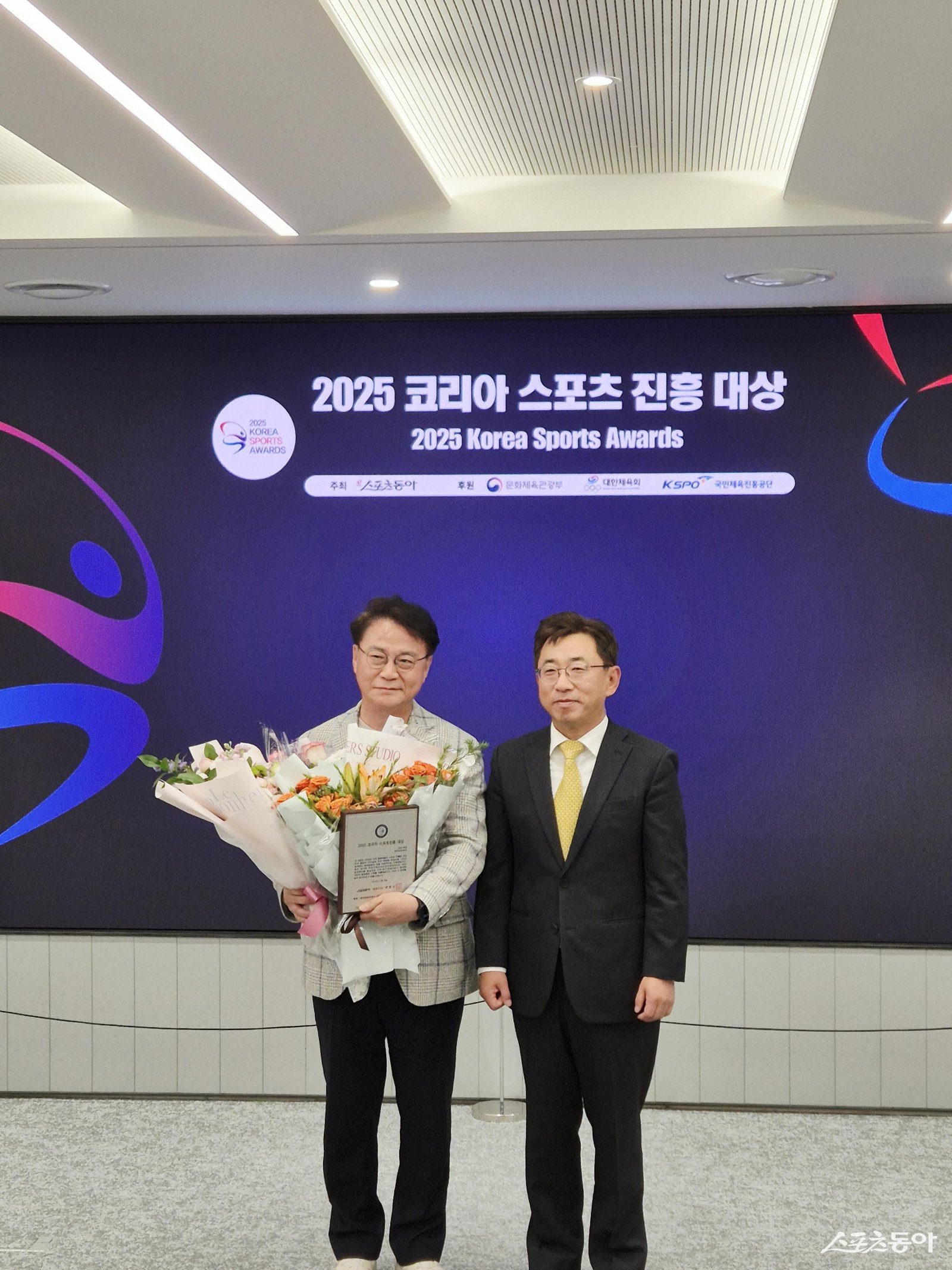 한병환 대표는 수상 소감에서 “지역 주민과 함께하는 문화·스포츠 행정이 지속 가능한 성장을 만들어 낼 수 있음을 확인한 뜻깊은 자리”라며 “앞으로도 시민 참여와 체험을 중심으로 지역 문화·스포츠 발전에 힘쓰겠다”고 말했다(왼쪽부터 한병환 대표, 박현진 스포츠동아 사장). 사진제공|부천문화재단