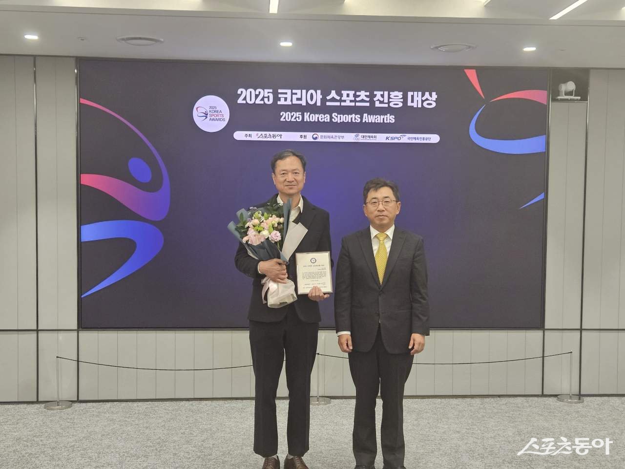 해남군이 18일 오후 서울 종로구 동아미디어센터에서 ‘2025 코리아 스포츠진흥대상’ 시상식에서 리더 부문 2025 코리아 스포츠진흥 대상을 수상하고 기념촬영을 하고 있다. 사진제공=박기현 기자