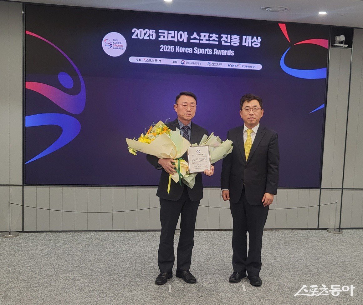 보성군이 18일 오후 서울 종로구 동아미디어센터에서 ‘2025 코리아 스포츠진흥대상’ 시상식에서 영스포츠 부문 2025 코리아 스포츠진흥 대상을 수상하고 기념촬영을 하고 있다. 사진제공=박기현 기자
