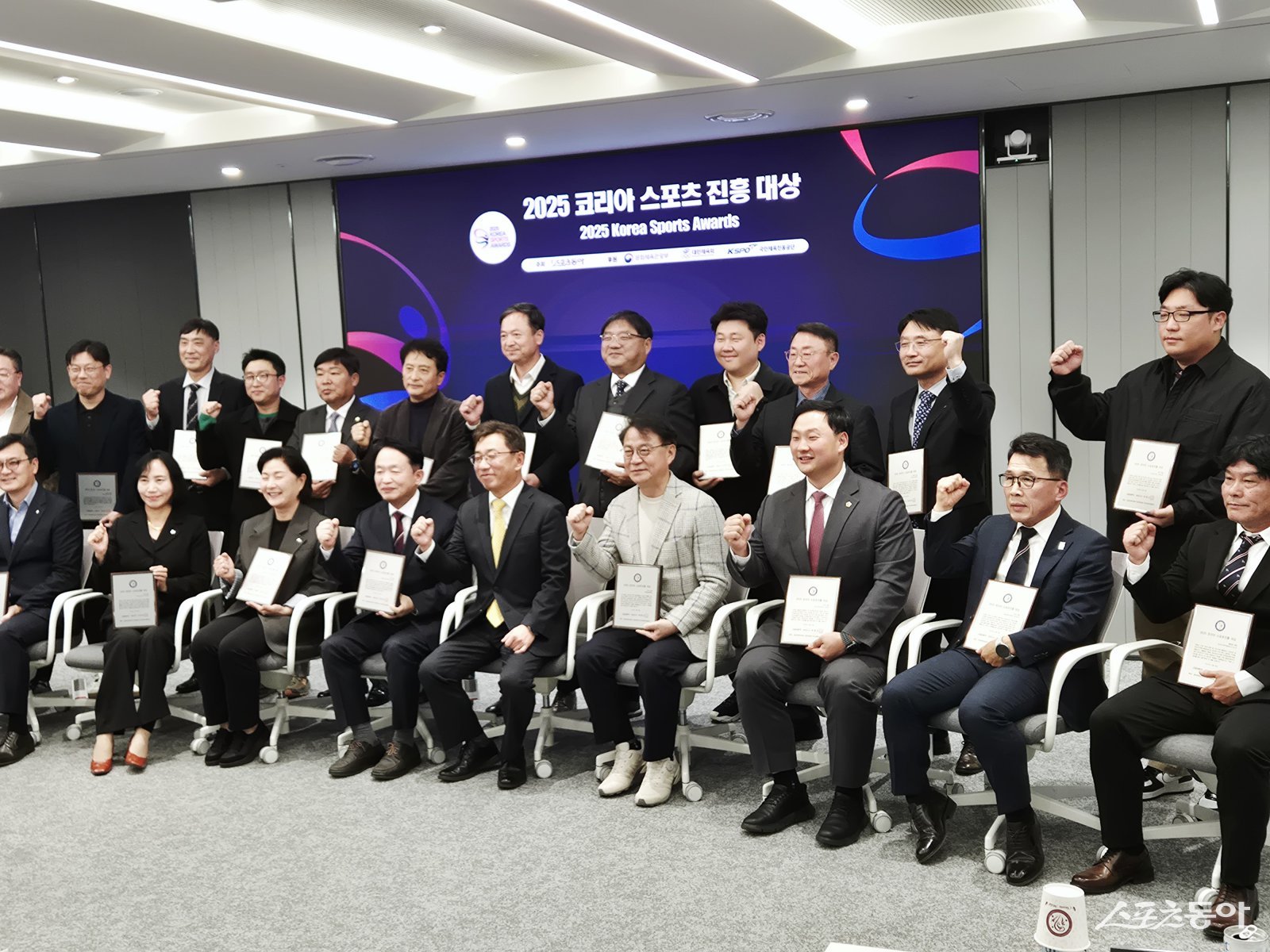 스포츠동아는 18일 오후 3시 서울 종로구 동아미디어센터에서 ‘2025 코리아 스포츠진흥대상’ 시상식을 개최했다(기념촬영 모습). 사진제공|부천문화재단