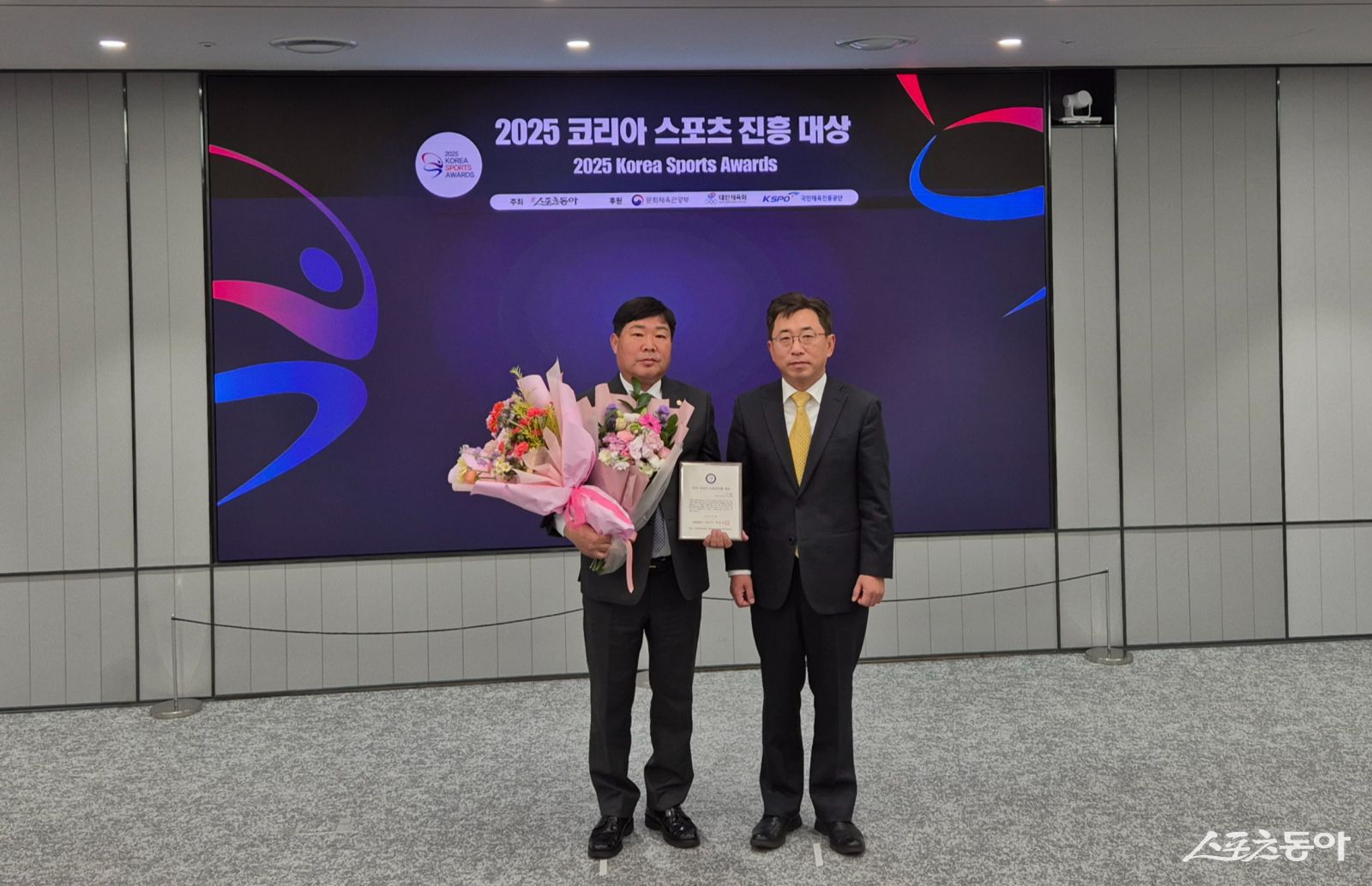 조세현 화순군의원이 18일 오후 서울 종로구 동아미디어센터에서 ‘2025 코리아 스포츠진흥대상’ 시상식에서 리더 부문 2025 코리아 스포츠진흥 대상을 수상하고 기념촬영을 하고 있다. 사진제공=박기현 기자