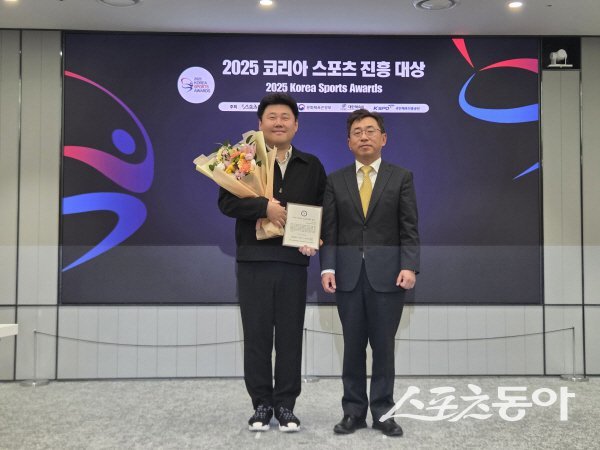 이재한 포항시체육회장이 ‘2025 코리아 스포츠진흥대상’ 리더부문 대상을 수상했다. (아들 이상훈씨 대리 수상) 사진 ㅣ 나영조 기자