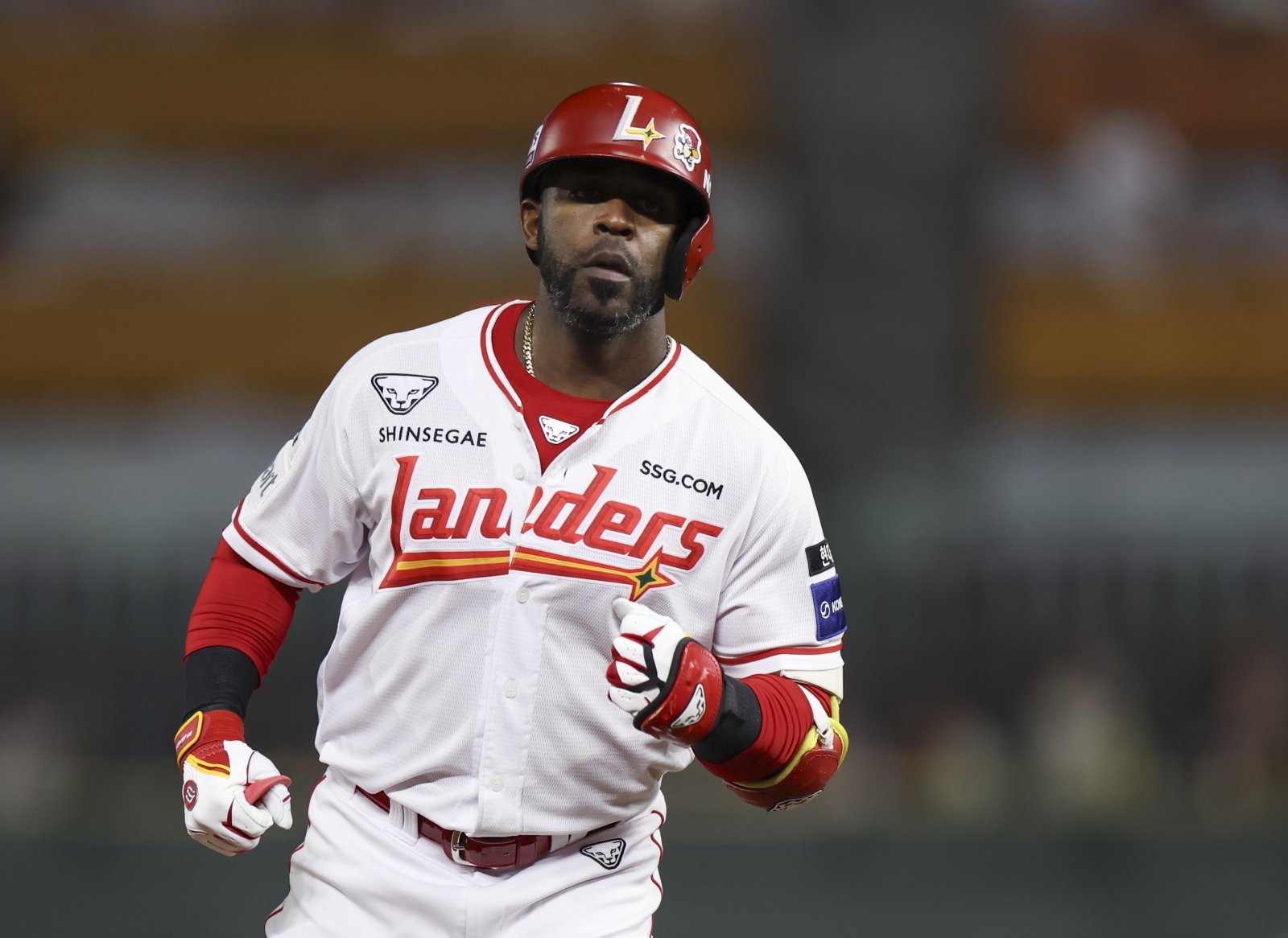 올해로 3회째를 맞은 KBO 수비상의 수상자 9명이 모두 결정됐다. 외야수 좌익수 부문 수상자인 SSG 기예르모 에레디아는 2023년부터 3년 연속 수상에 성공했다. 뉴시스