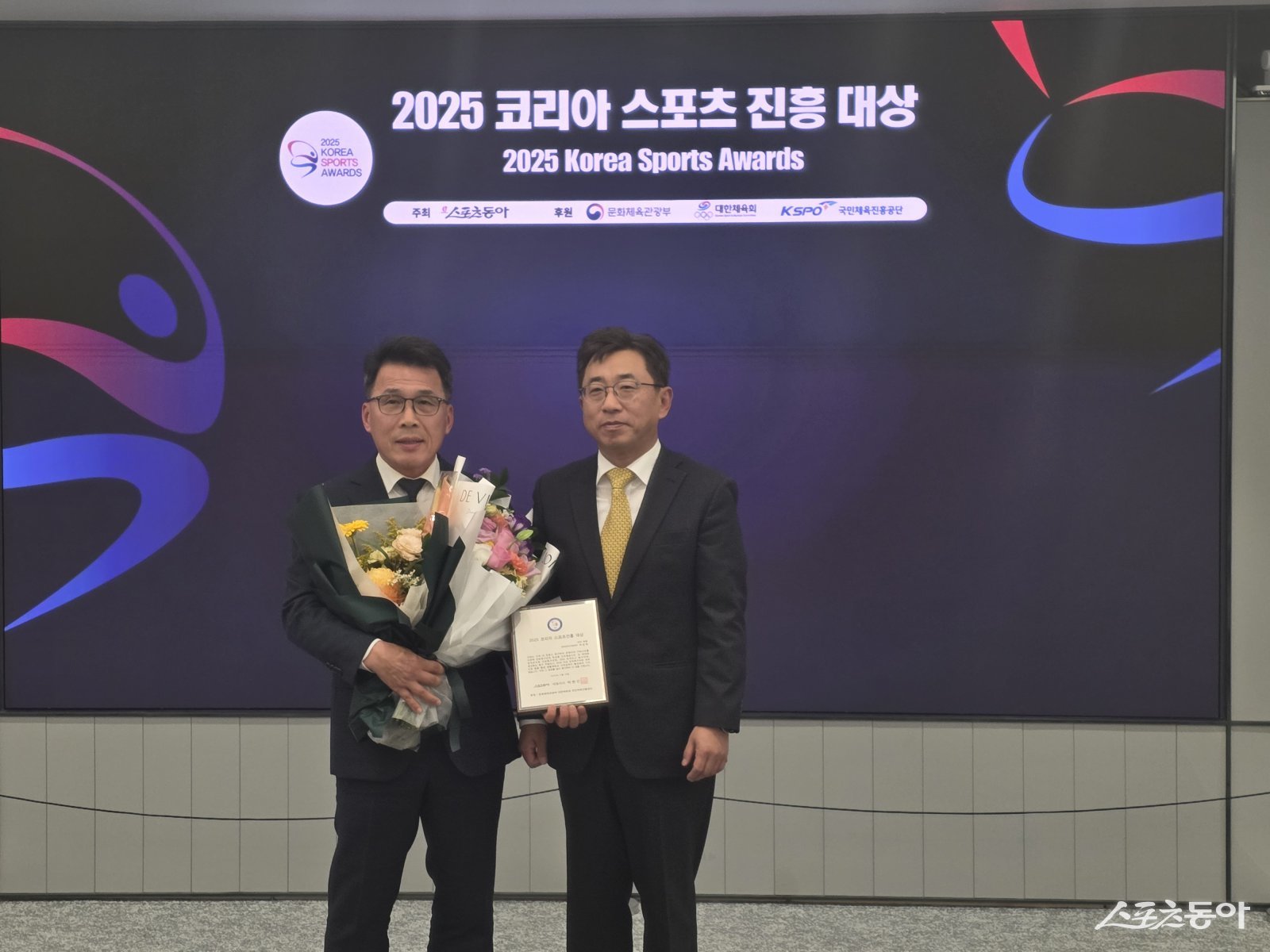 하상목 영덕군축구협회장이 ‘2025 코리아 스포츠진흥대상’ 리더부문 대상을 수상하고 있다. 사진 ㅣ 나영조 기자