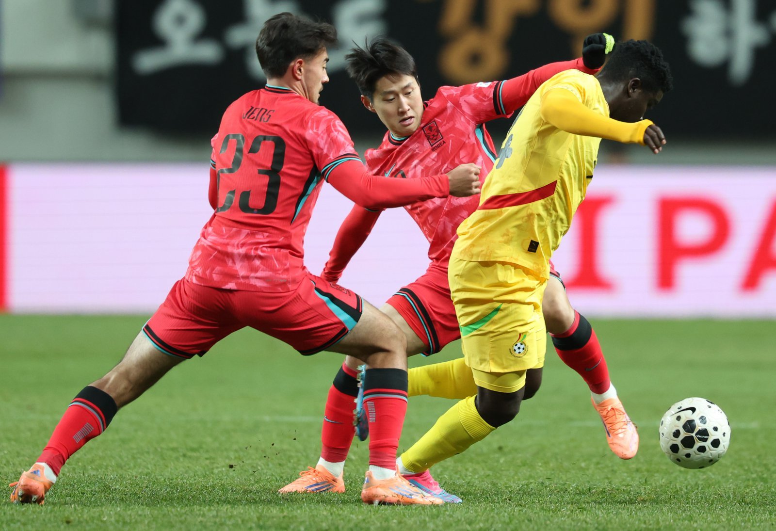 축구대표팀 옌스 카스트로프(23번)와 이강인이 18일 서울월드컵경기장서 열린 가나 평가전서 상대 선수의 돌파를 저지하고 있다. 상암|뉴시스