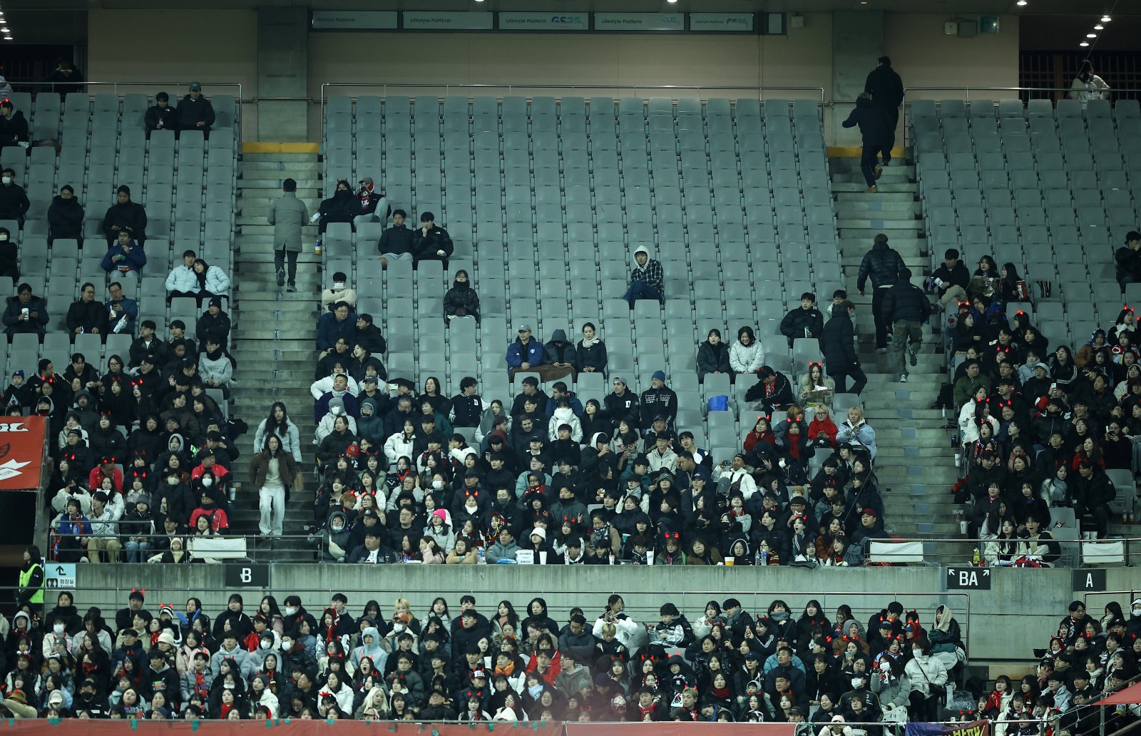 18일 서울월드컵경기장에서 열린 한국-가나전은 많은 관중을 동원하지 못했다. 추위와 함께 대표팀을 향한 싸늘한 민심이 다시 한번 확인됐다. 상암|뉴시스