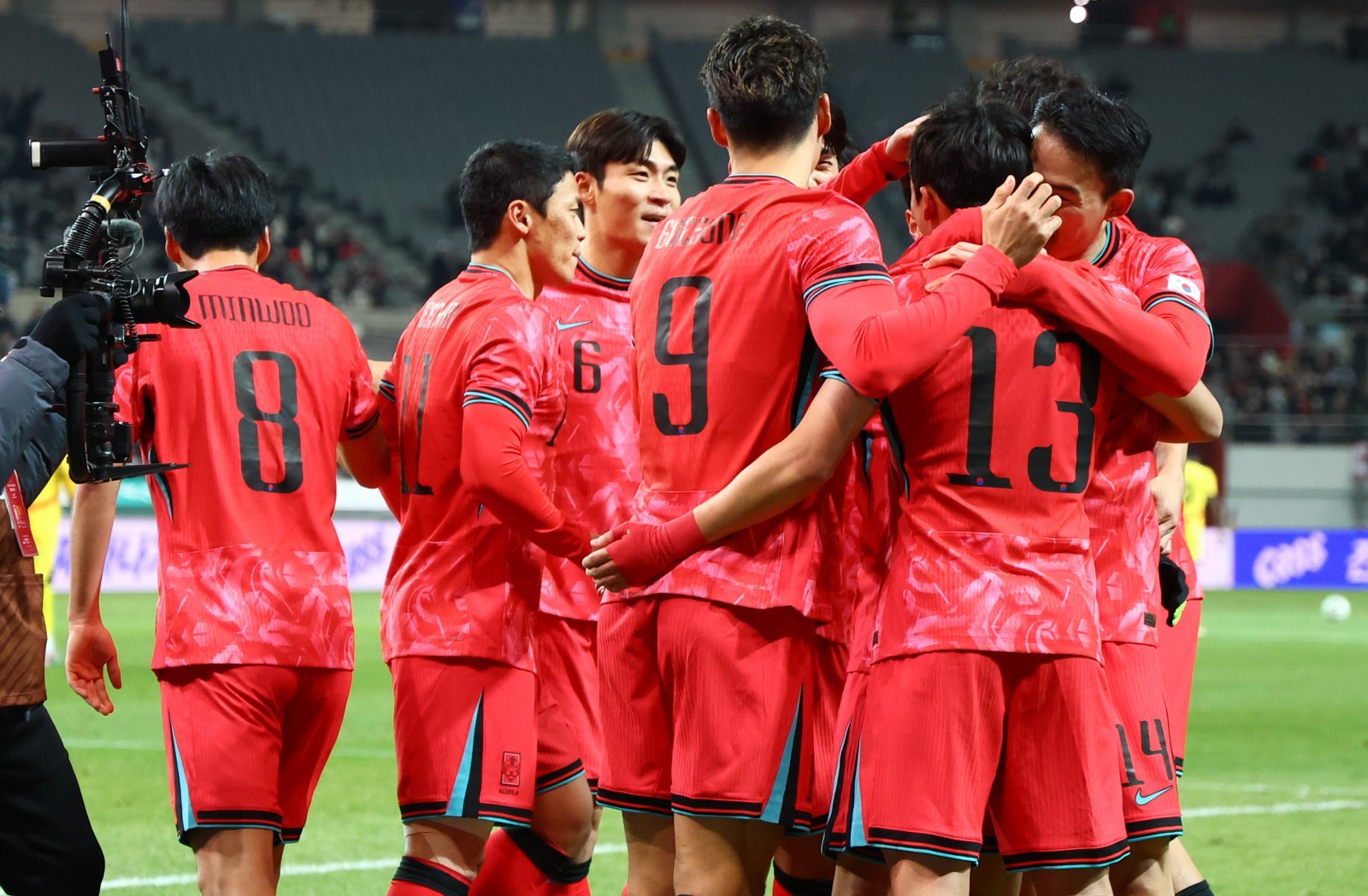축구대표팀 선수들이 18일 서울월드컵경기장에서 열린 가나와 평가전서 후반 18분 결승골을 터트린 이태석(13번)을 축하하고 있다. 상암｜뉴시스