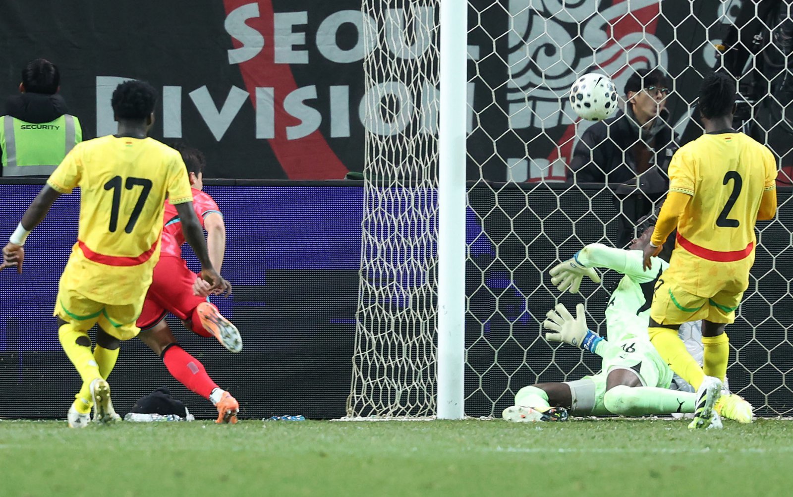 축구대표팀 이태석이 18일 서울월드컵경기장에서 열린 가나와 평가전에서 후반 18분 헤더 결승골을 터트리고 있다. 상암｜뉴시스