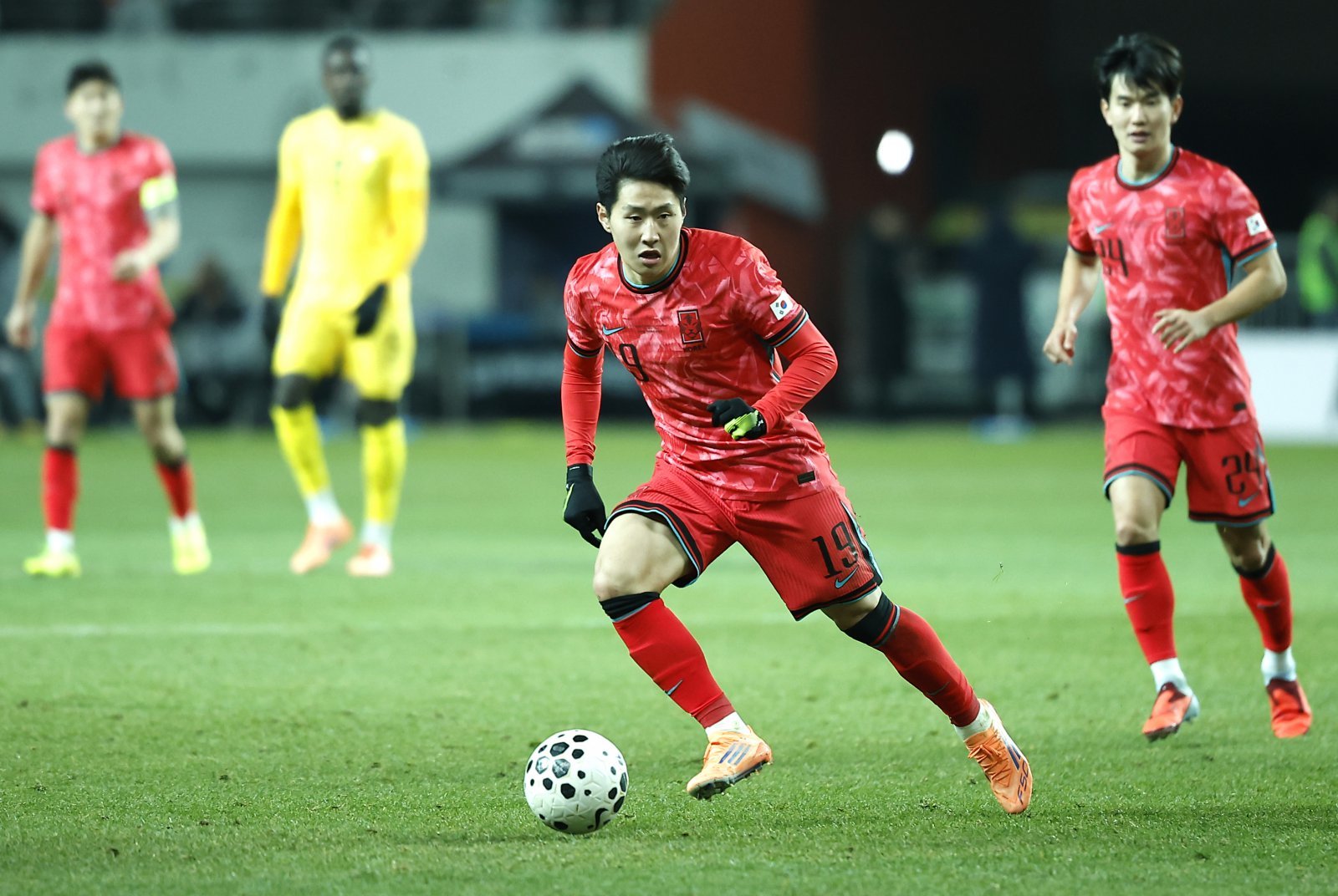 축구대표팀 이강인이 18일 서울월드컵경기장에서 열린 가나 평가전에서 드리블을 하고 있다. 상암｜뉴시스