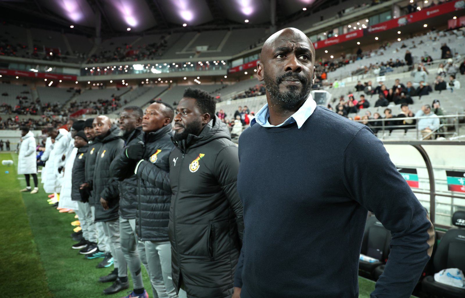 오토 아도 가나 축구대표팀 감독(오른쪽)이 18일 서울월드컵경기장에서 열린 한국과 친선전 시작 전 그라운드를 바라보고 있다. 상암｜뉴시스