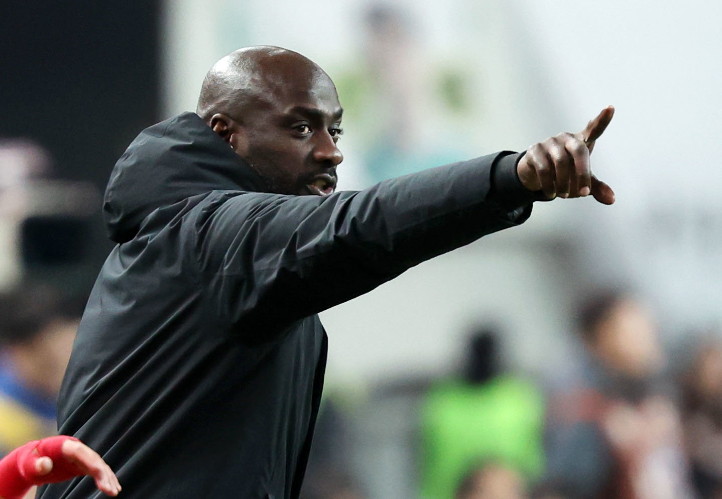 오토 아도 가나 축구대표팀 감독이 18일 서울월드컵경기장에서 열린 한국과 친선전 도중 선수들에게 작전을 지시하고 있다. 상암｜뉴시스