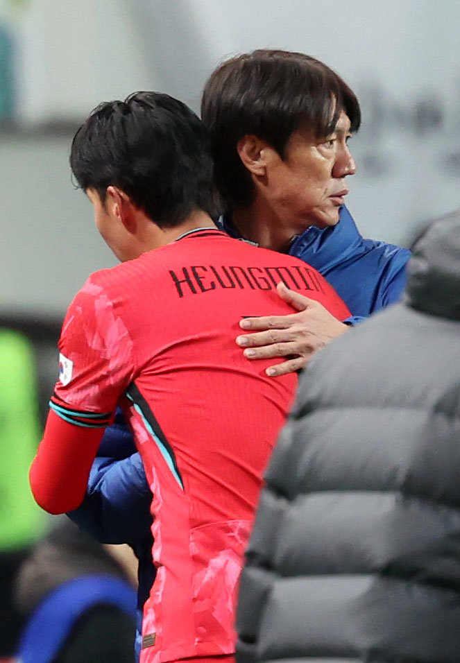 홍명보 대표팀 감독이 18일 서울월드컵경기장서 열린 가나와 친선경기 후반전 도중 주장 손흥민을 교체시킨 뒤 안아주고 있다. 상암｜뉴시스