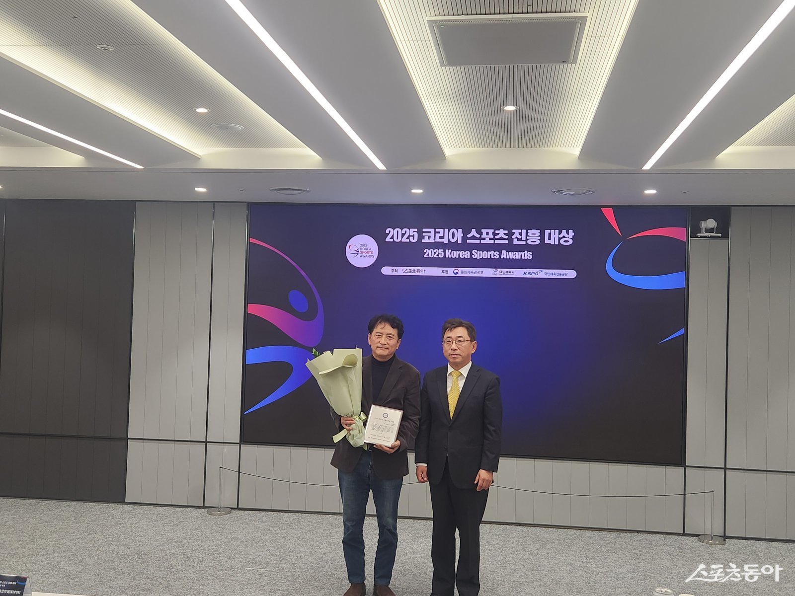 이번 시상식에서 시흥시장애인체육회 임병택 회장은 장애인 선수 육성을 위한 전문 교육 프로그램과 맞춤형 훈련 인프라 구축, 체계적인 선수 발굴과 대회 참가 지원을 통해 장애인체육 저변 확대에 기여한 공로를 인정받아 수상했다(왼쪽부터 시흥시장애인체육회 상임부회장 김관용, 박현진 스포츠동아 사장). 사진제공|시흥시장애인체육회