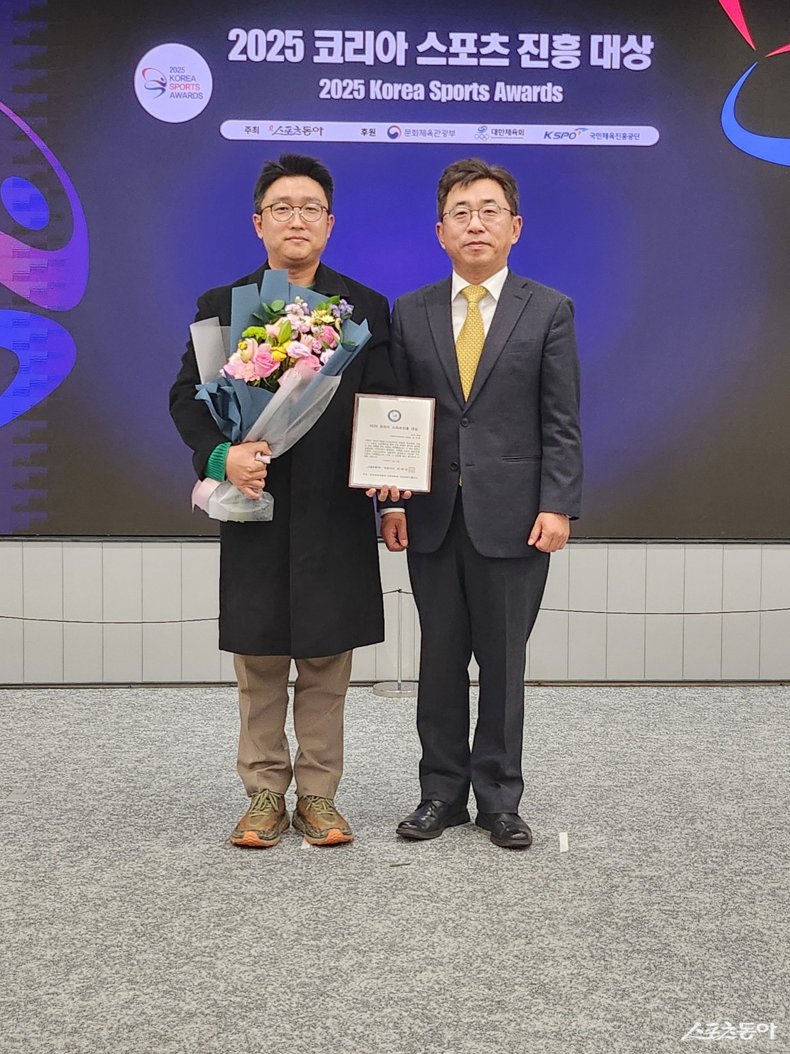 인천광역시교육청 도성훈 교육감은 전국 최초로 ‘1학교-1학생-1스포츠(1·1·1 스포츠 프로젝트)’ 모델을 시행하며, 모든 학생이 즐기고 참여할 수 있는 학교체육 정책을 선보인 공로를 인정받아 학교체육 분야에서 수상의 영예를 안았다(왼쪽부터 인천교육청 한경섭 장학사, 박현진 스포츠동아 사장). 사진제공|인천교육청