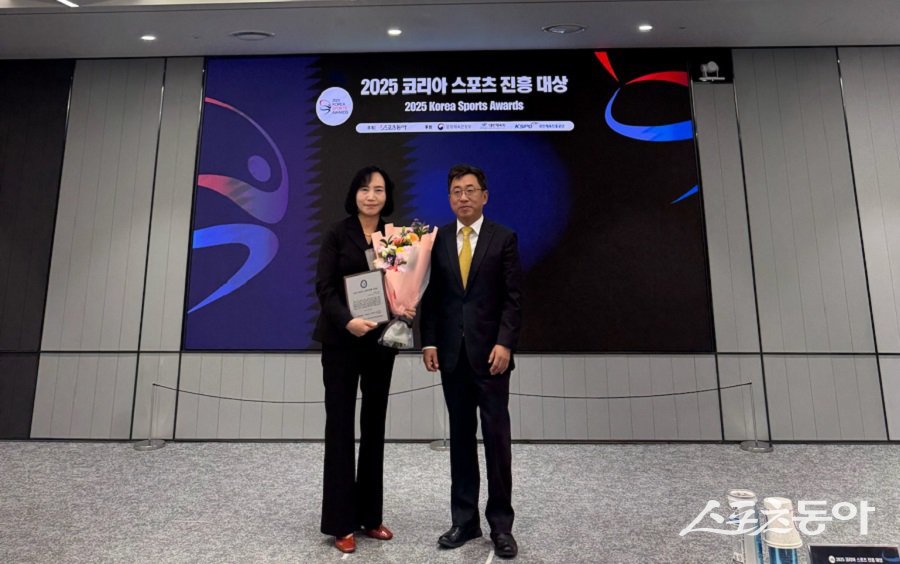 이번 시상식에서 경기 안산시청 이민근 시장은 ‘모두가 즐기는 체육, 스포츠로 하나되는 건강한 도시’라는 슬로건 아래 체계적인 전략을 수립하고, 명품 체육도시로 발전시키는 데 기여한 공로를 인정받아 스포츠행정 부문 수상의 영예를 안았다(왼쪽부터 문화체육관광국장 이선희, 박현진 스포츠동아 사장). 사진제공|안산시