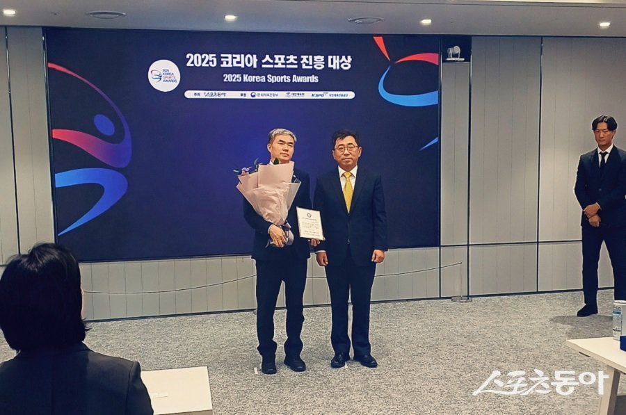 화성특례시(시장 정명근)는 스포츠행정리더 부문에서 수상했다(왼쪽부터 정구원 화성특례시 제1부시장, 박현진 스포츠동아 사장). 사진제공|화성시