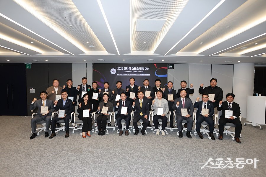 부천문화재단 한병환 대표는 스포츠행정 부문 수상자로 선정됐다(기념촬영 모습). 사진제공|부천문화재단