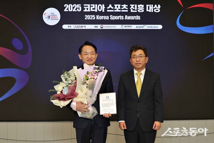 인천광역시 동구청장 김찬진은 생활체육 진흥과 주민 건강 증진, 체육행정 업무 수행을 통해 타 지자체의 모범이 된 공로를 인정받아 수상의 영예를 안았다(왼쪽부터 김찬진 동구청장, 박현진 스포츠동아 대표). 사진제공|인천 동구청