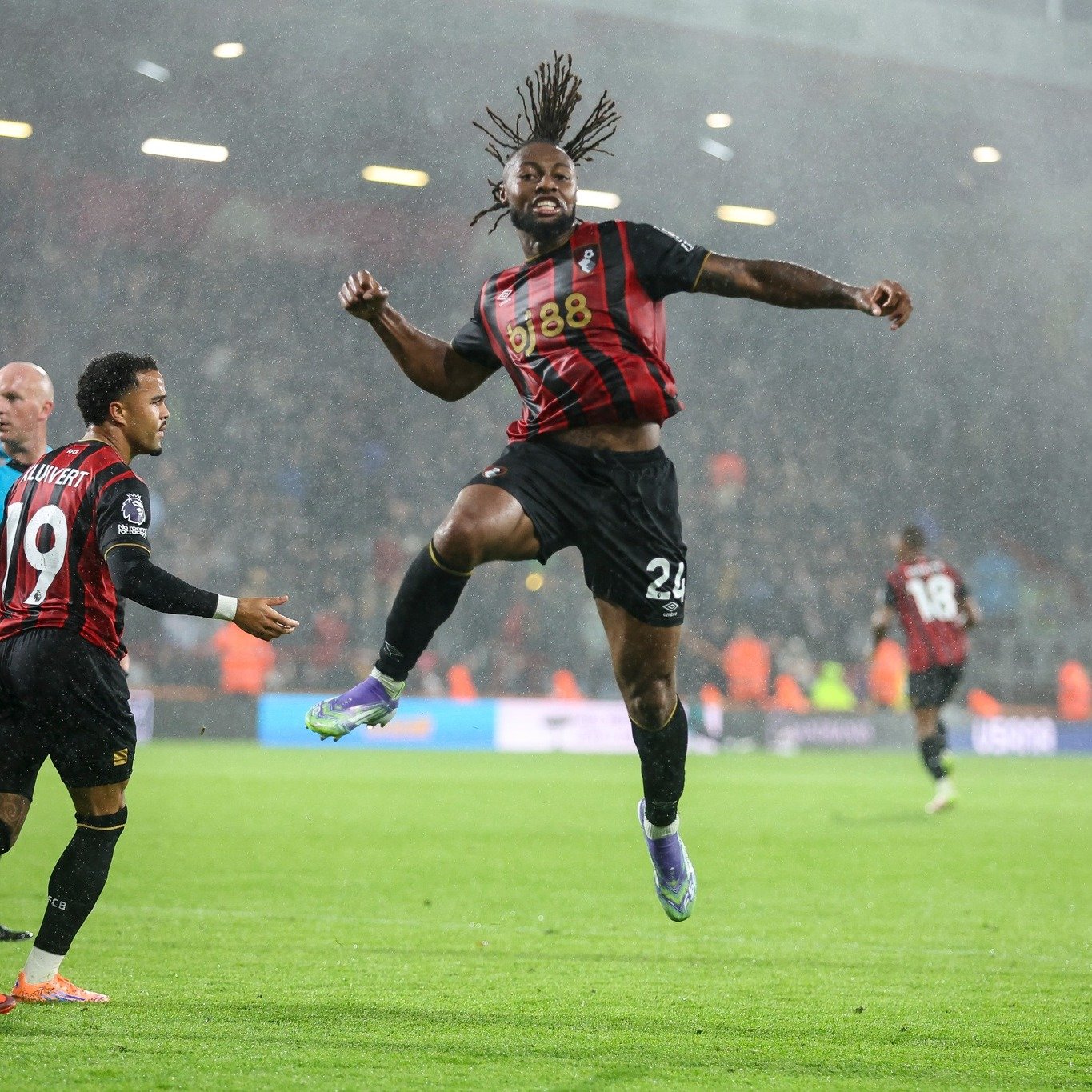 글로벌 스포츠 매체 ‘디 애슬레틱’은 18일(한국시간) “본머스는 앙투안 세메뇨를 이번 시즌 종료까지 지키고 싶어 한다. 하지만 그의 계약서에 삽입된 6500만 파운드(약 1250억 원) 바이아웃 조항 때문에 그를 생각보다 빨리 떠나보낼 수도 있다”고 밝혔다. 사진출처|본머스 페이스북