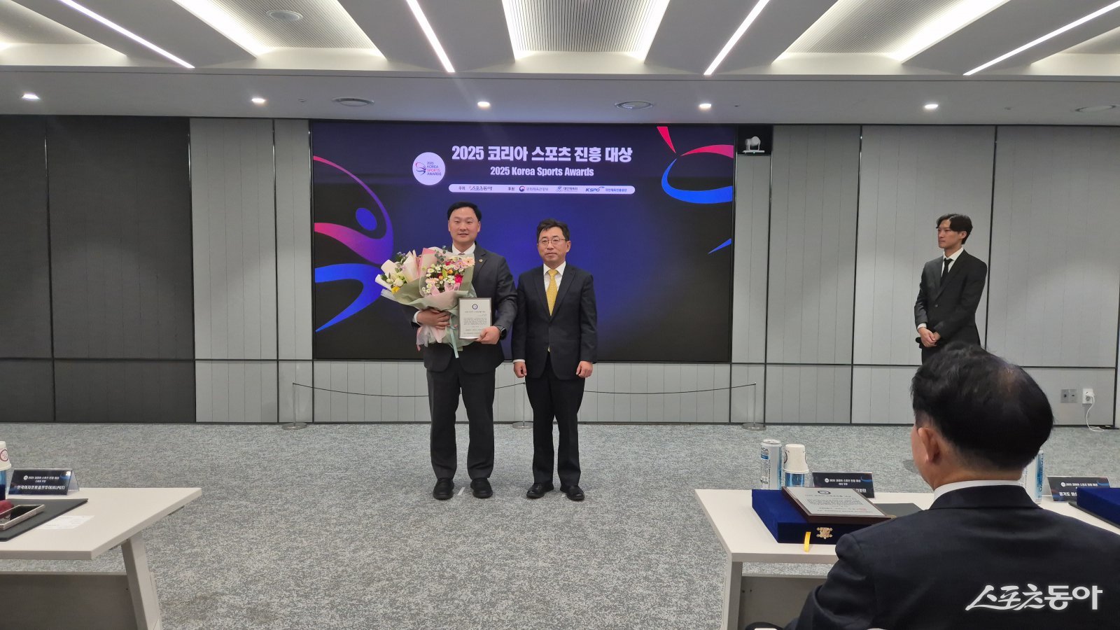 고준호 경기도의회 의원은 학교체육 및 지역 생활체육 증진 공로로 의정활동 분야에서 수상의 영예를 안았다(왼쪽부터 고준호 의원, 박현진 스포츠동아 대표). 사진제공|고준호 의원