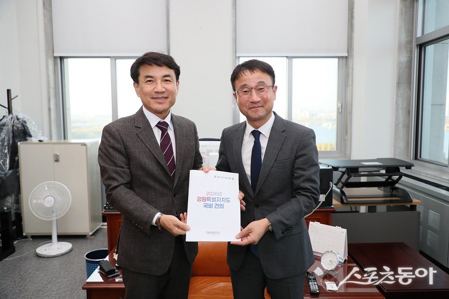 김진태 강원특별자치도지사는 18일 국회를 방문해 한병도 예산결산특별위원장(전북 익산을)을 만나 강원도 주요 현안사업에 대한 국비 지원의 필요성을 설명했다(왼쪽 김진태 지사). 사진제공|강원도