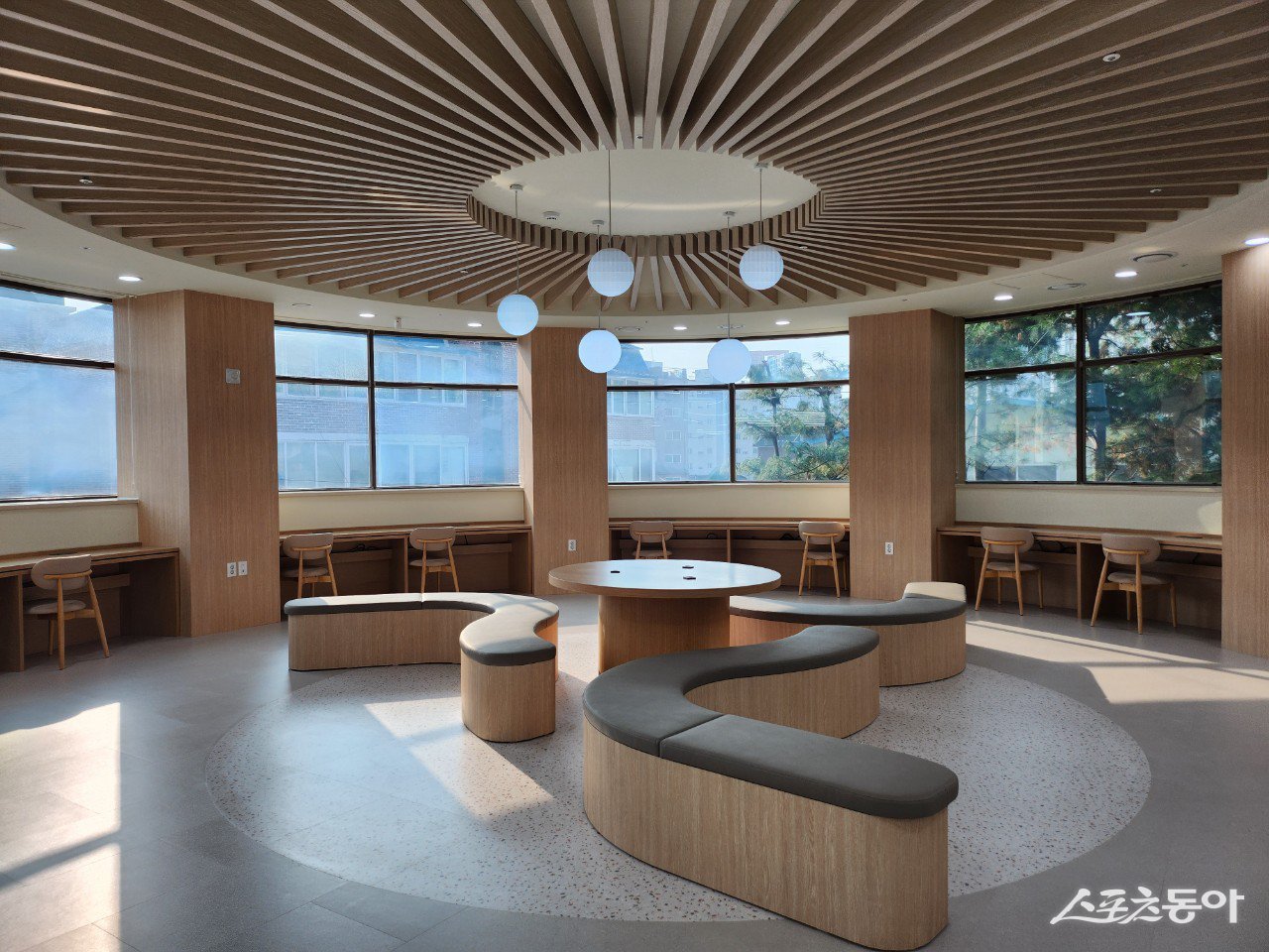 용인특례시(시장 이상일) 구성도서관이 오는 27일 리모델링을 마치고 재개관한다(구성도서관 라운지). 사진제공|용인시