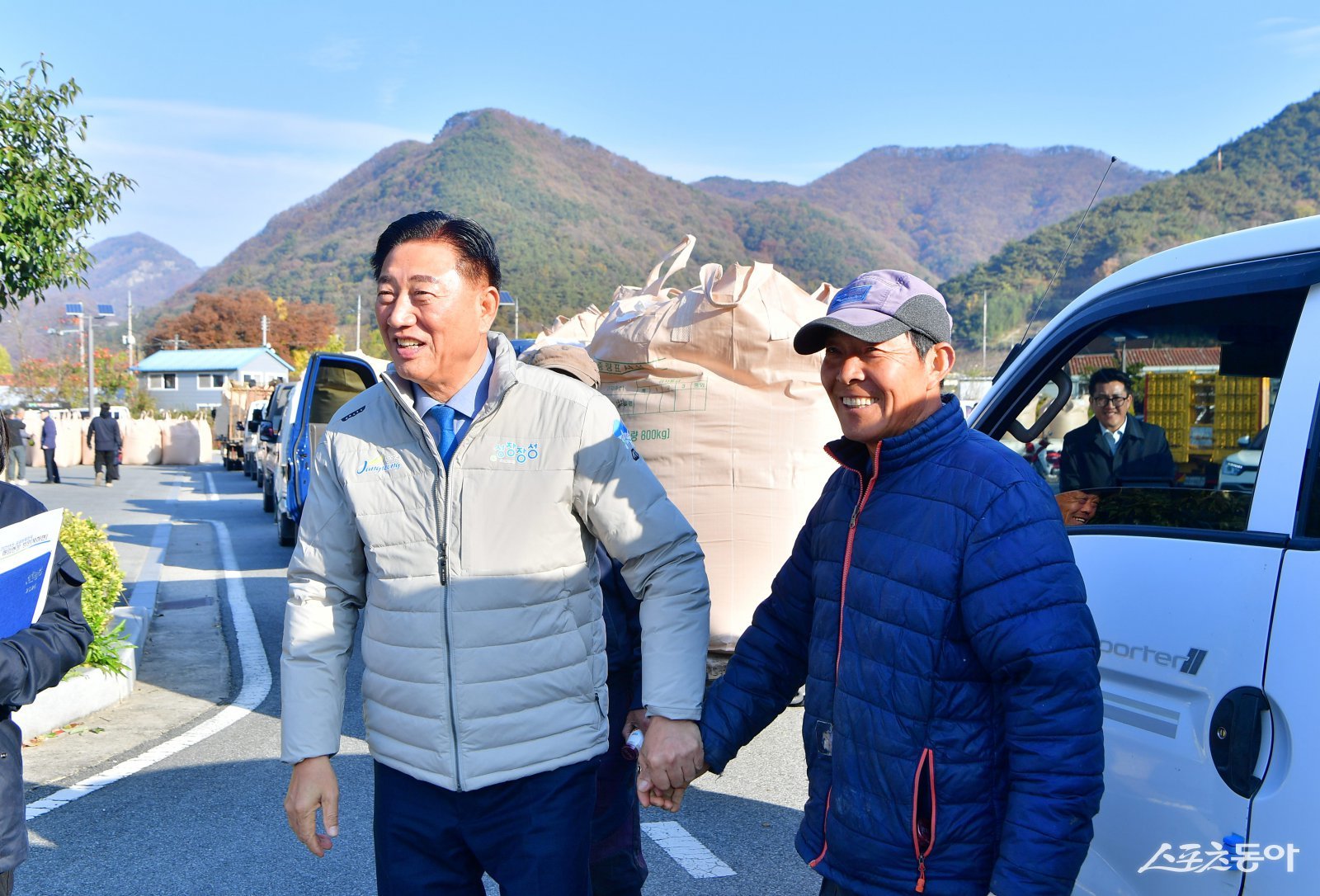 김한종 장성군수(사진 좌측)가 지난 17일 북하면 쌀 수매 현장을 방문해 농업인들에게 감사 인사를 전하고 있다. 사진제공=장성군