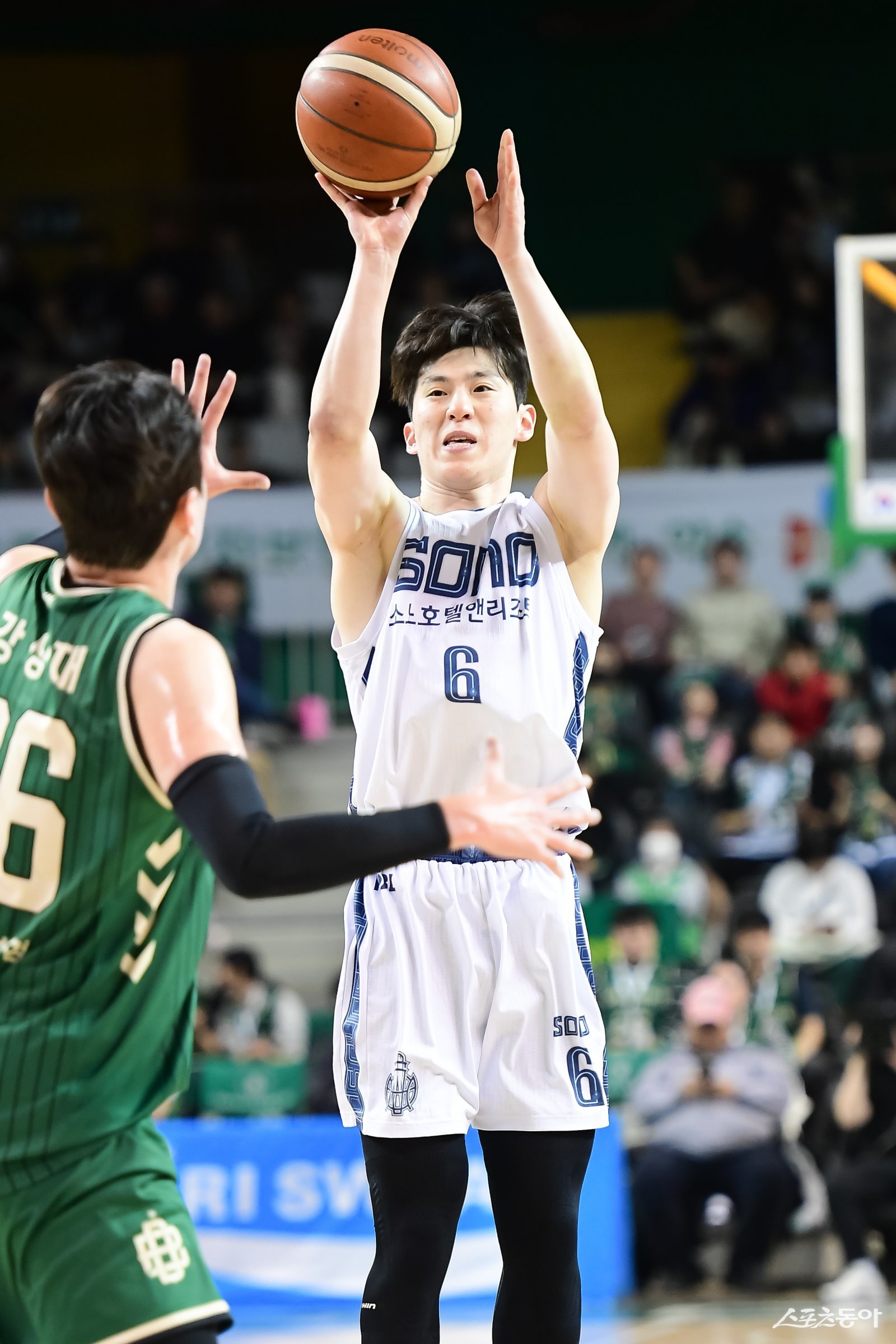 소노 이정현(오른쪽)이 18일 원주종합체육관서 열린 DB전 도중 3점슛을 시도하고 있다. 사진제공|KBL