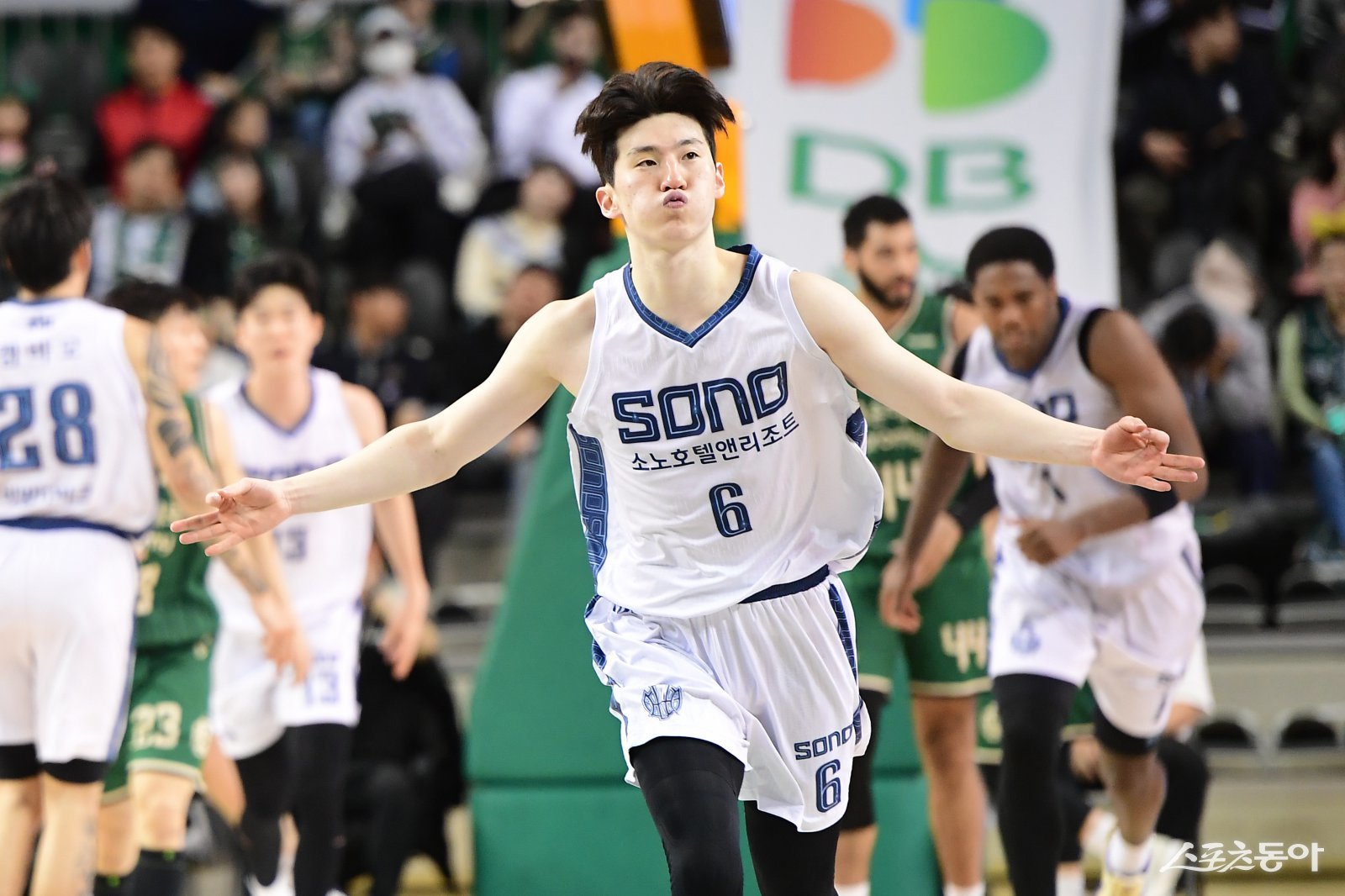 소노 이정현(오른쪽)이 18일 원주종합체육관서 열린 DB전 도중 3점포를 가동한 뒤 세리머니 하고 있다. 사진제공|KBL