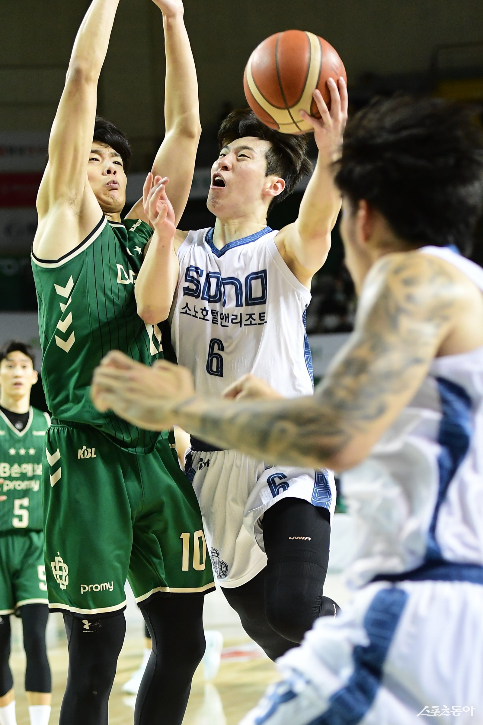 소노 이정현(오른쪽)이 18일 원주종합체육관서 열린 DB전 도중 김보배의 수비를 피해 레이업슛을 시도하고 있다. 사진제공|KBL