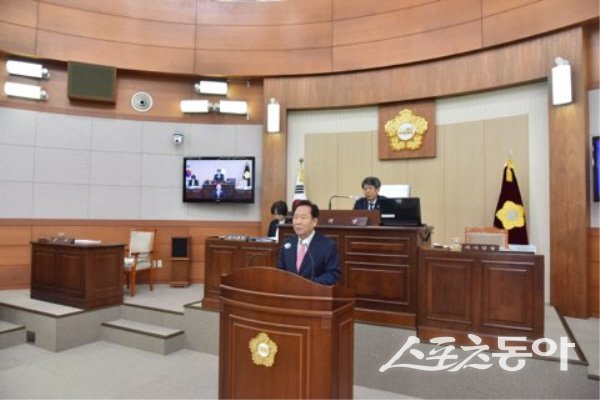 박현국 봉화군수가 제276회 봉화군의회 정례회에서 시정연설을 하고 있다. 사진제공 ㅣ 봉화군