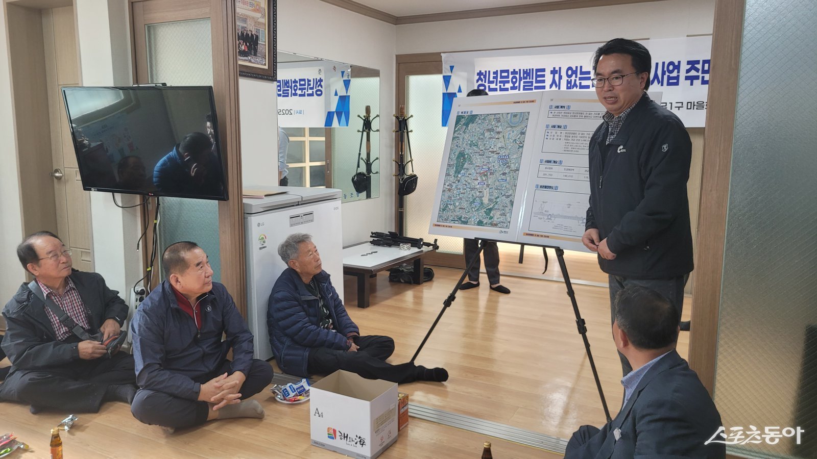 최근 영암읍 동무1구 마을회관에서 열린 ‘청년문화벨트 차 없는 거리 조성사업 주민설명회’. 사진제공=영암군