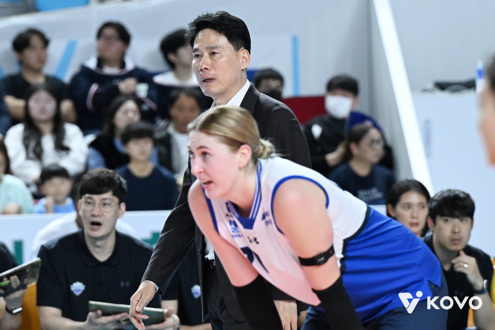 강성형 현대건설 감독(뒤)은 카리(앞)를 비롯한 주전 4명이 부상 관리가 필요한 몸 상태라 걱정이 크다. 선두 경쟁을 하다 최근 4연패를 당해 4위로 추락한 까닭에 주전들에게 휴식을 부여하기도 힘든 상황이다. 사진제공│KOVO