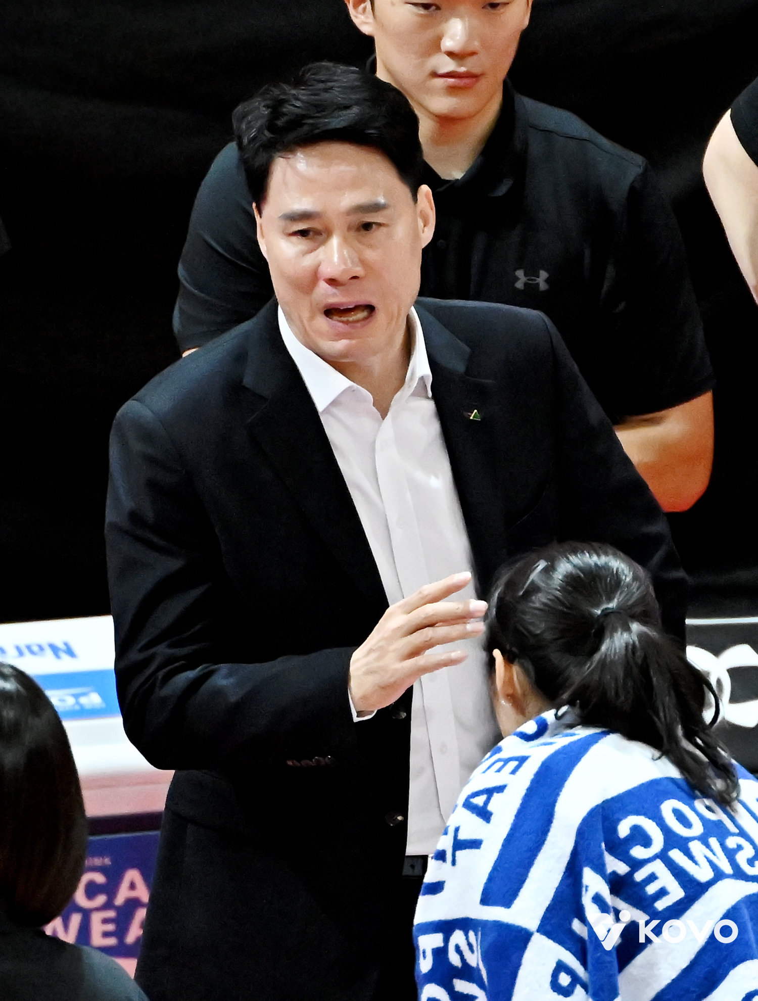 강성형 현대건설 감독(뒤)은 주전 7명 중 4명이 부상 관리가 필요한 몸 상태라 걱정이 크다. 선두 경쟁을 하다 최근 4연패를 당해 4위로 추락한 까닭에 주전들에게 휴식을 부여하기도 힘든 상황이다. 사진제공│KOVO