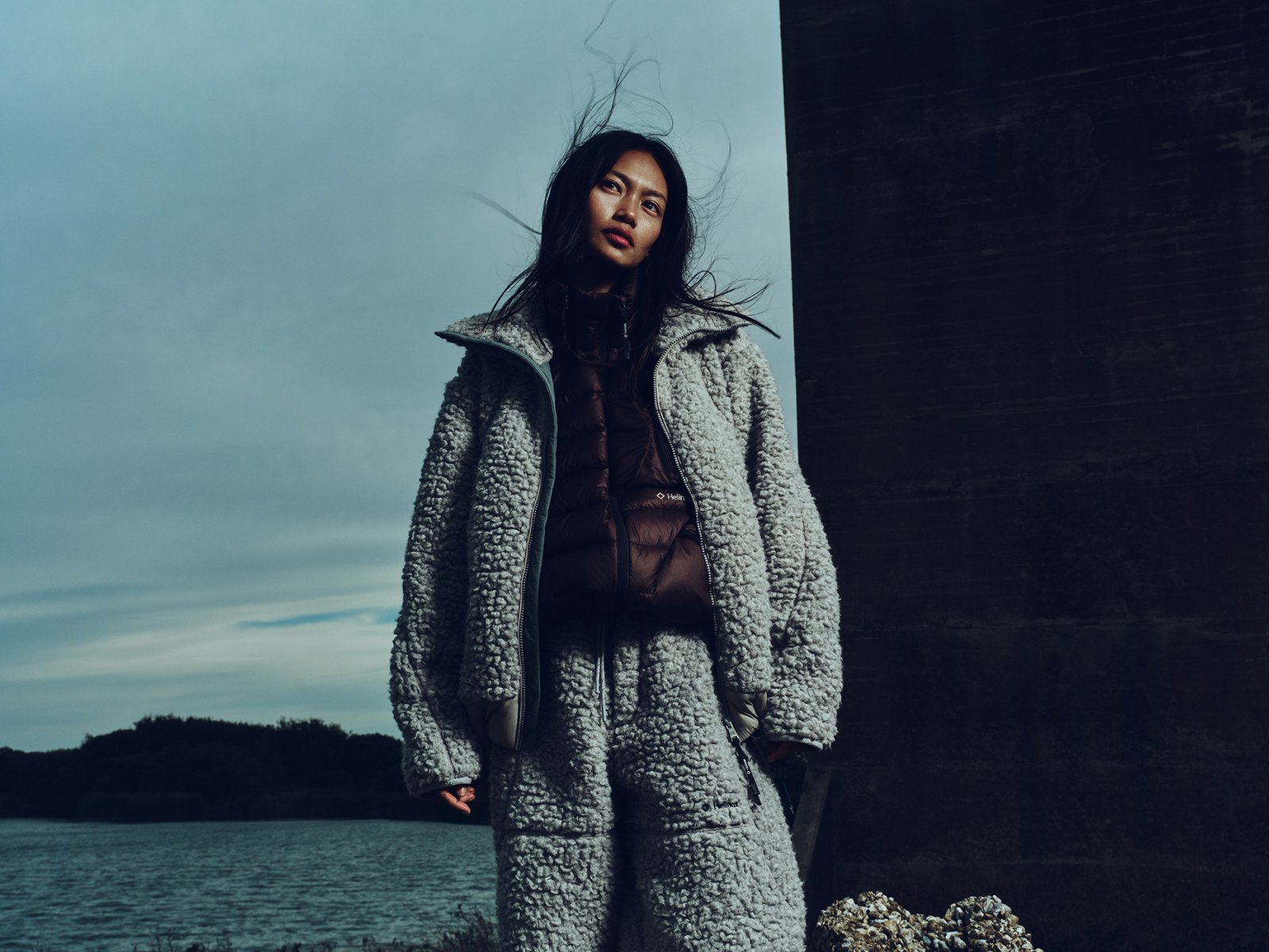 헬리녹스 웨어 ‘울 플리스 자켓’을 선보이는 모델