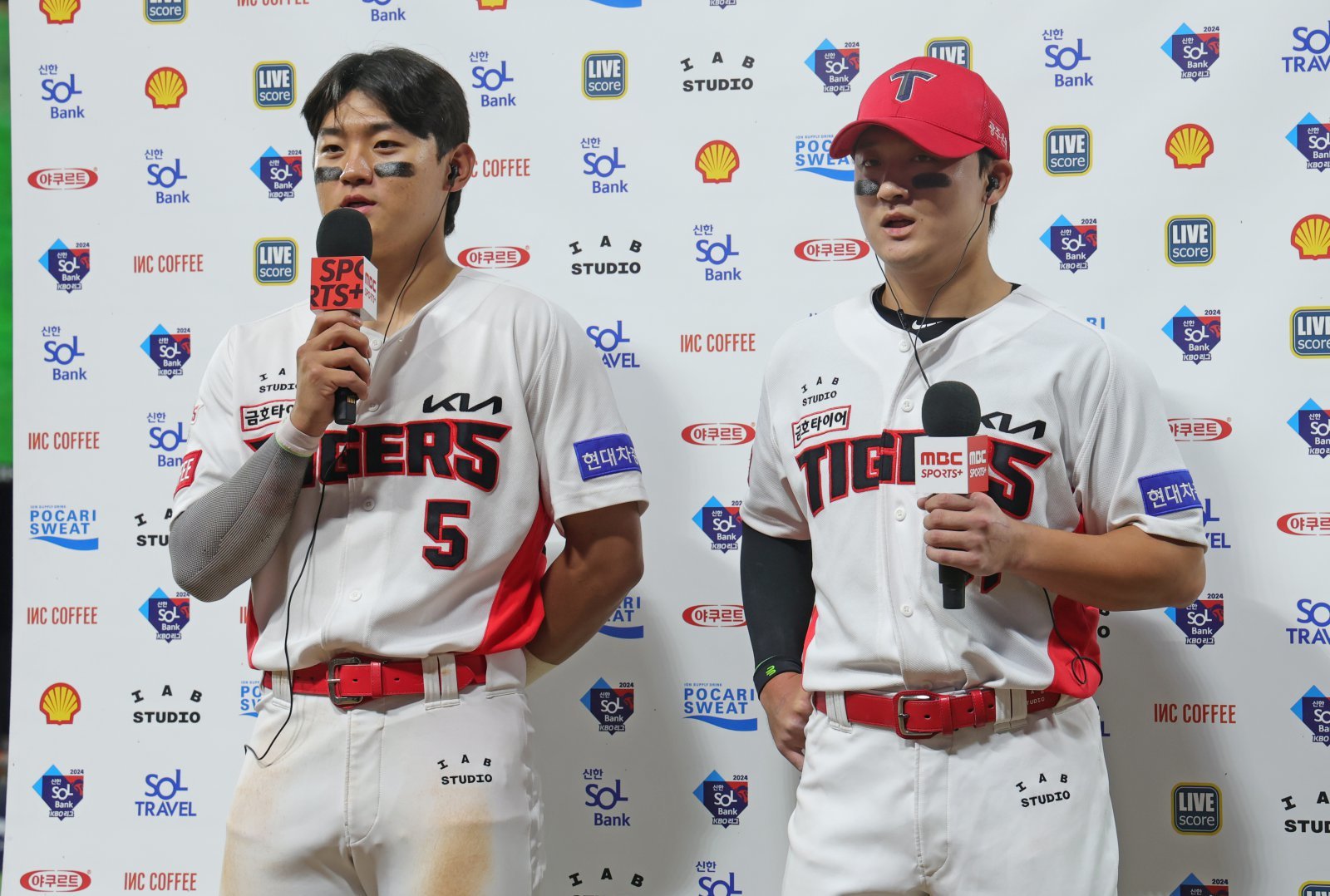 KIA는 박찬호가 18일 두산과 FA 계약을 체결하며 유격수 자리에 공백이 생겼다. 팀의 미래인 김도영(왼쪽)과 윤도현(오른쪽) 중 한 명이 유격수 자리를 채워주길 원하고 있다. 사진제공|KIA 타이거즈
