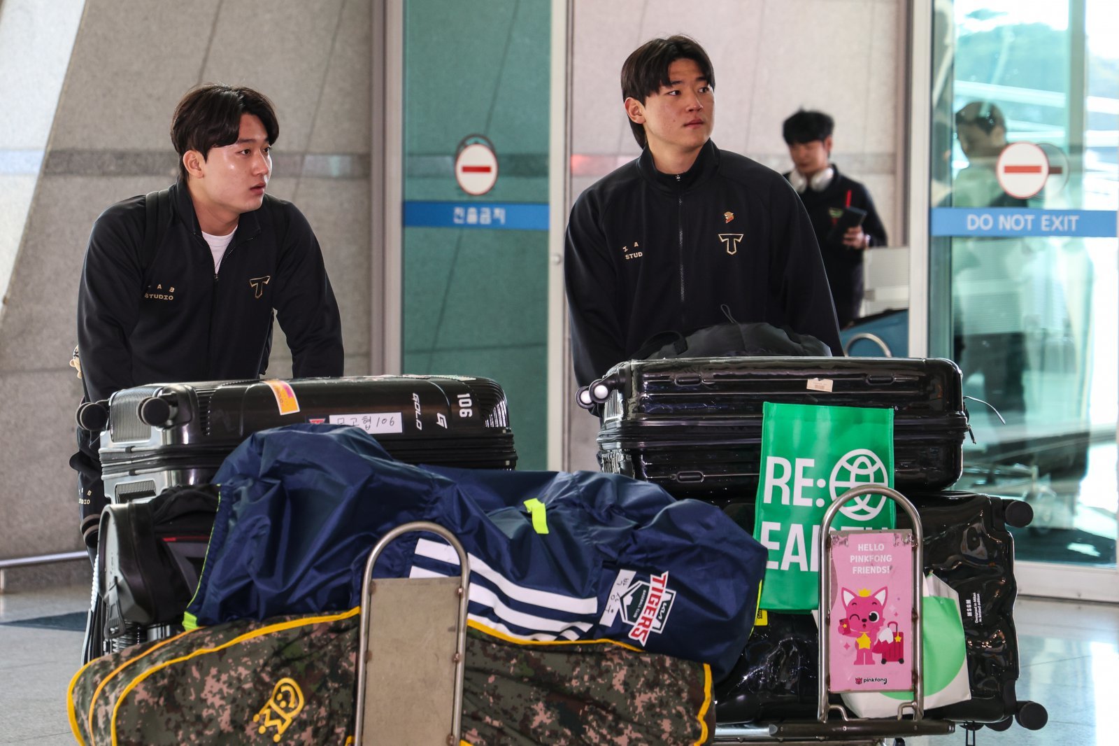 KIA는 박찬호가 18일 두산과 FA 계약을 체결하며 유격수 자리에 공백이 생겼다. 팀의 미래인 김도영(오른쪽)과 윤도현(왼쪽) 중 한 명이 유격수 자리를 채워주길 원하고 있다. 사진제공|KIA 타이거즈