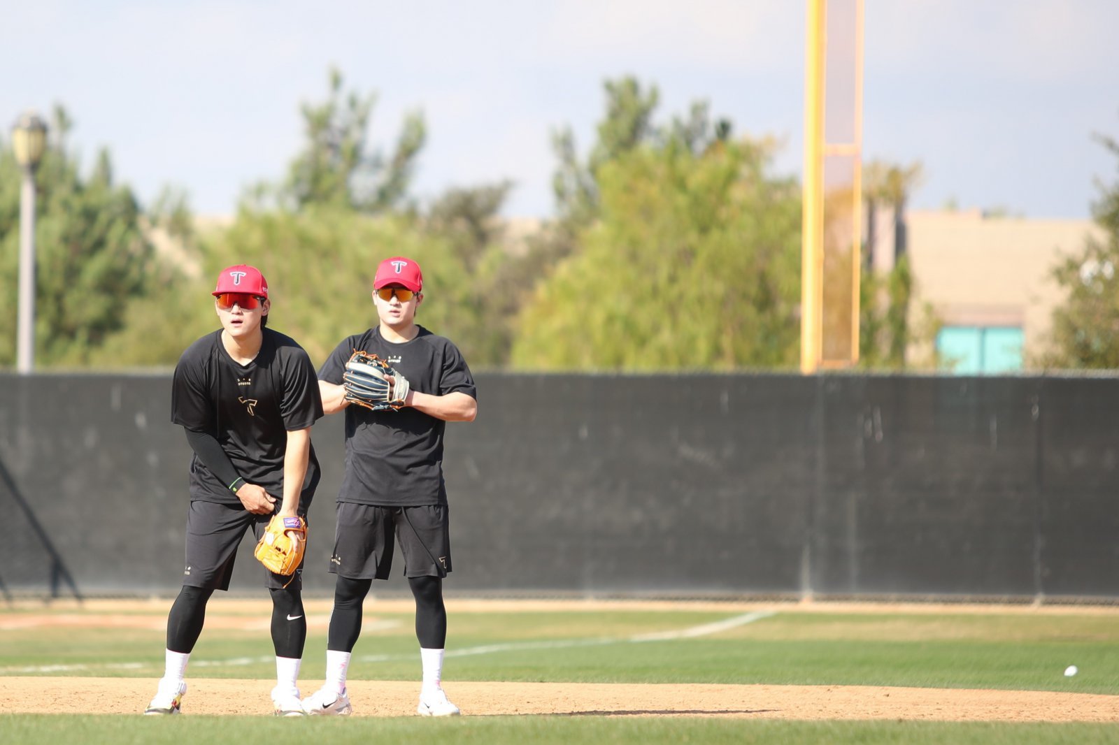 KIA는 박찬호가 18일 두산과 FA 계약을 체결하며 유격수 자리에 공백이 생겼다. 팀의 미래인 김도영(왼쪽)과 윤도현(오른쪽) 중 한 명이 유격수 자리를 채워주길 원하고 있다. 사진제공|KIA 타이거즈